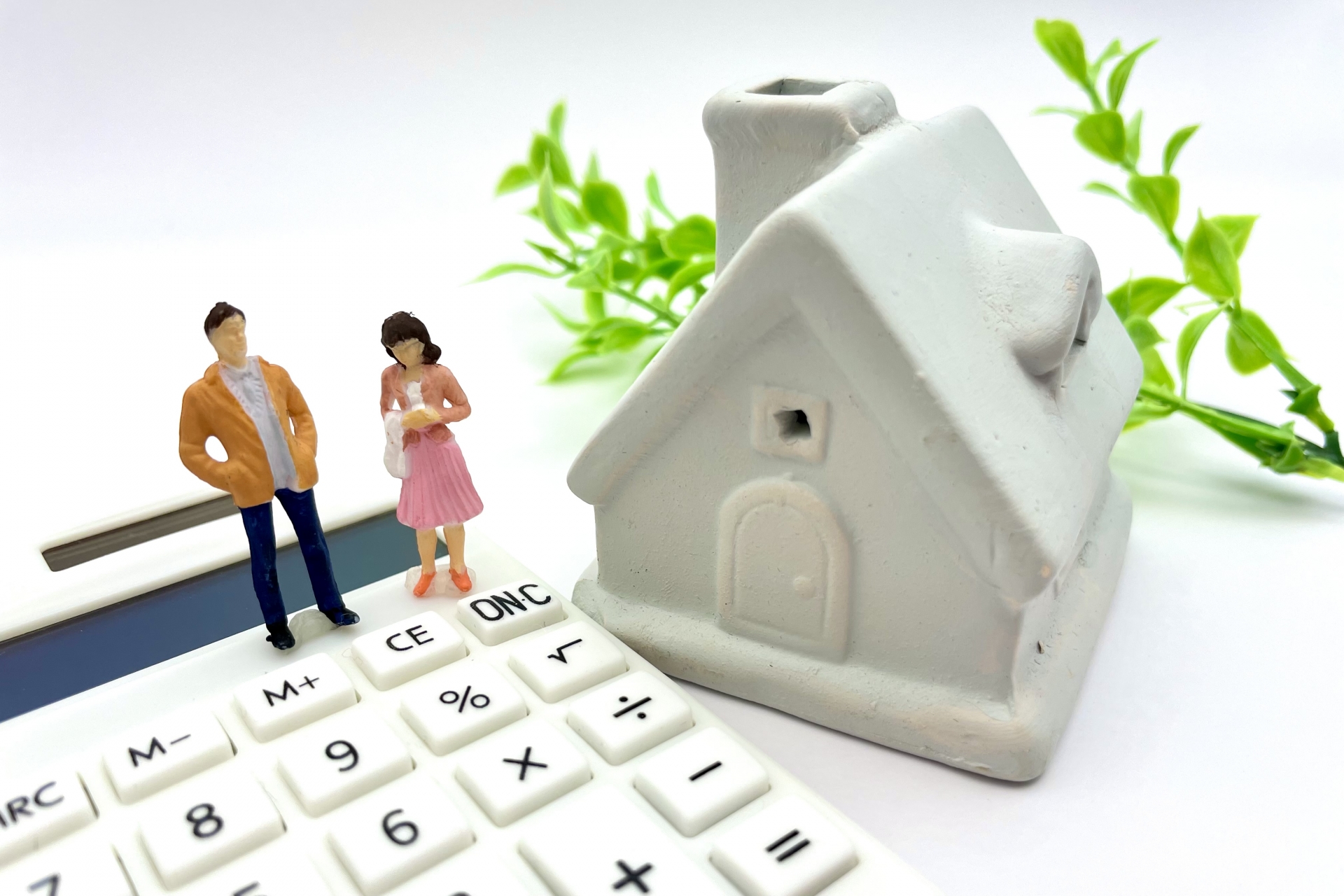 電卓と家の模型