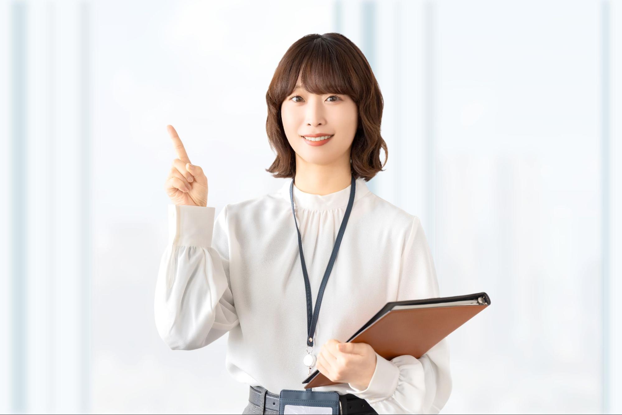 人差し指を立てている女性