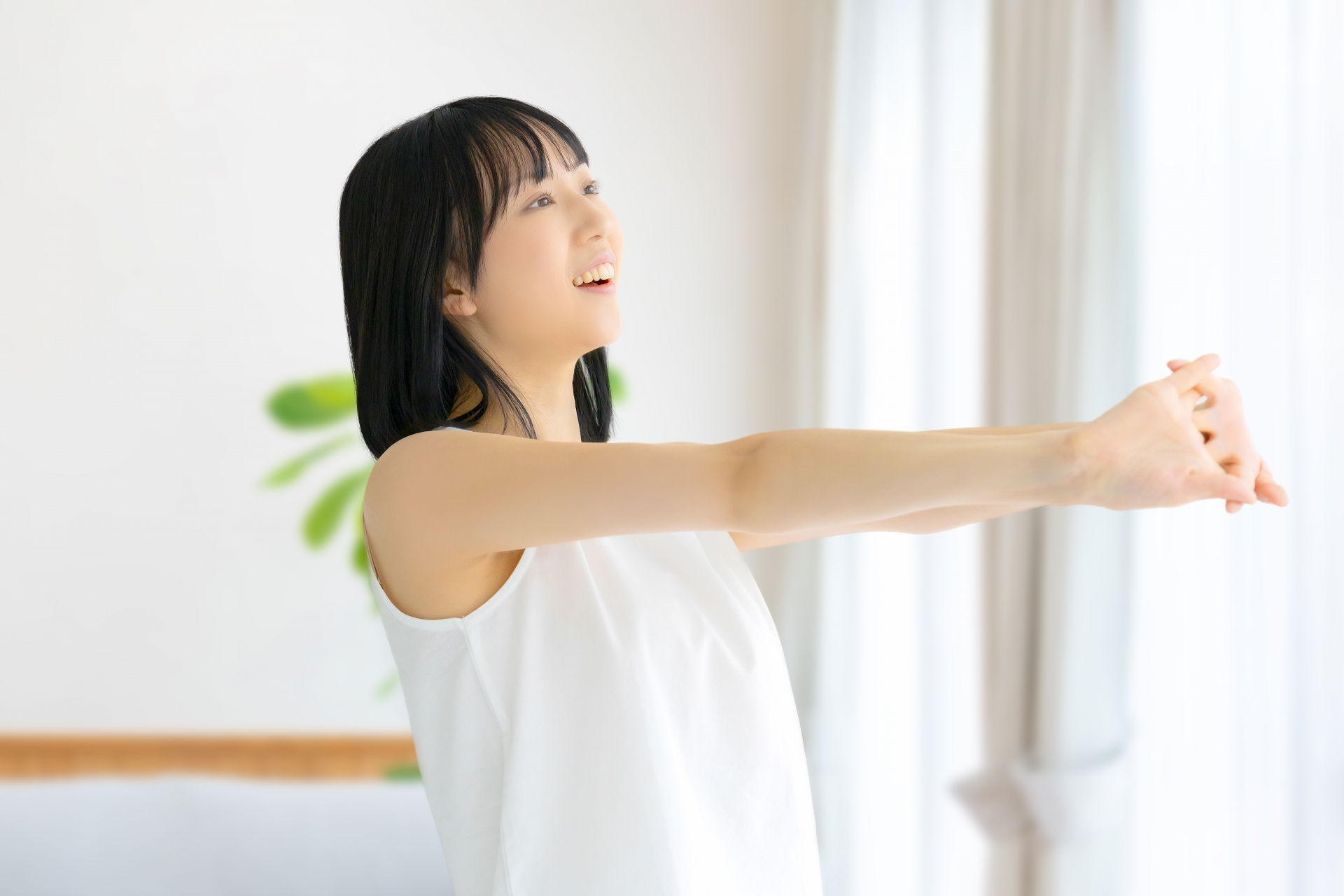 腕を伸ばす女性