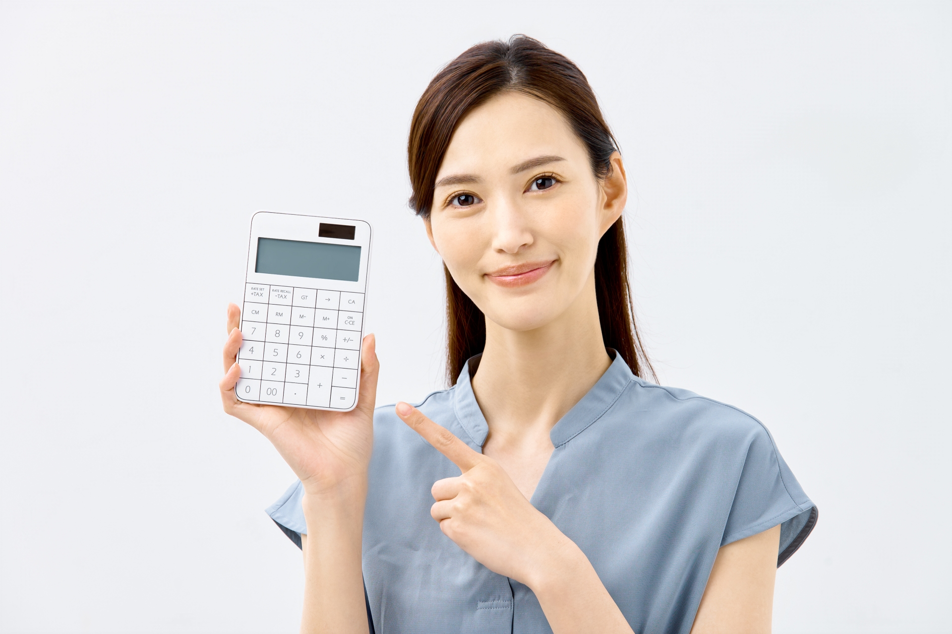 電卓を持つ女性