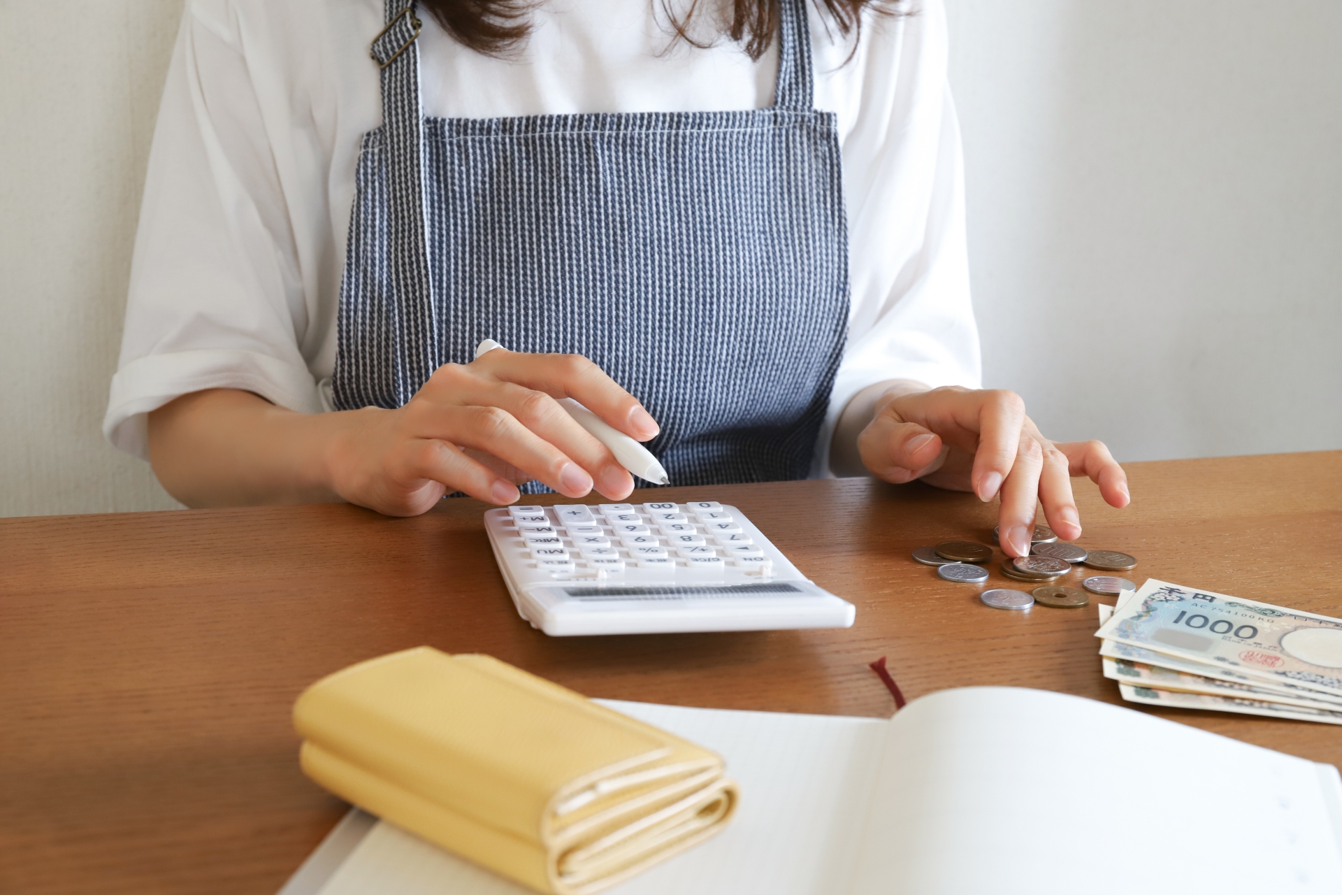 お金を管理する女性