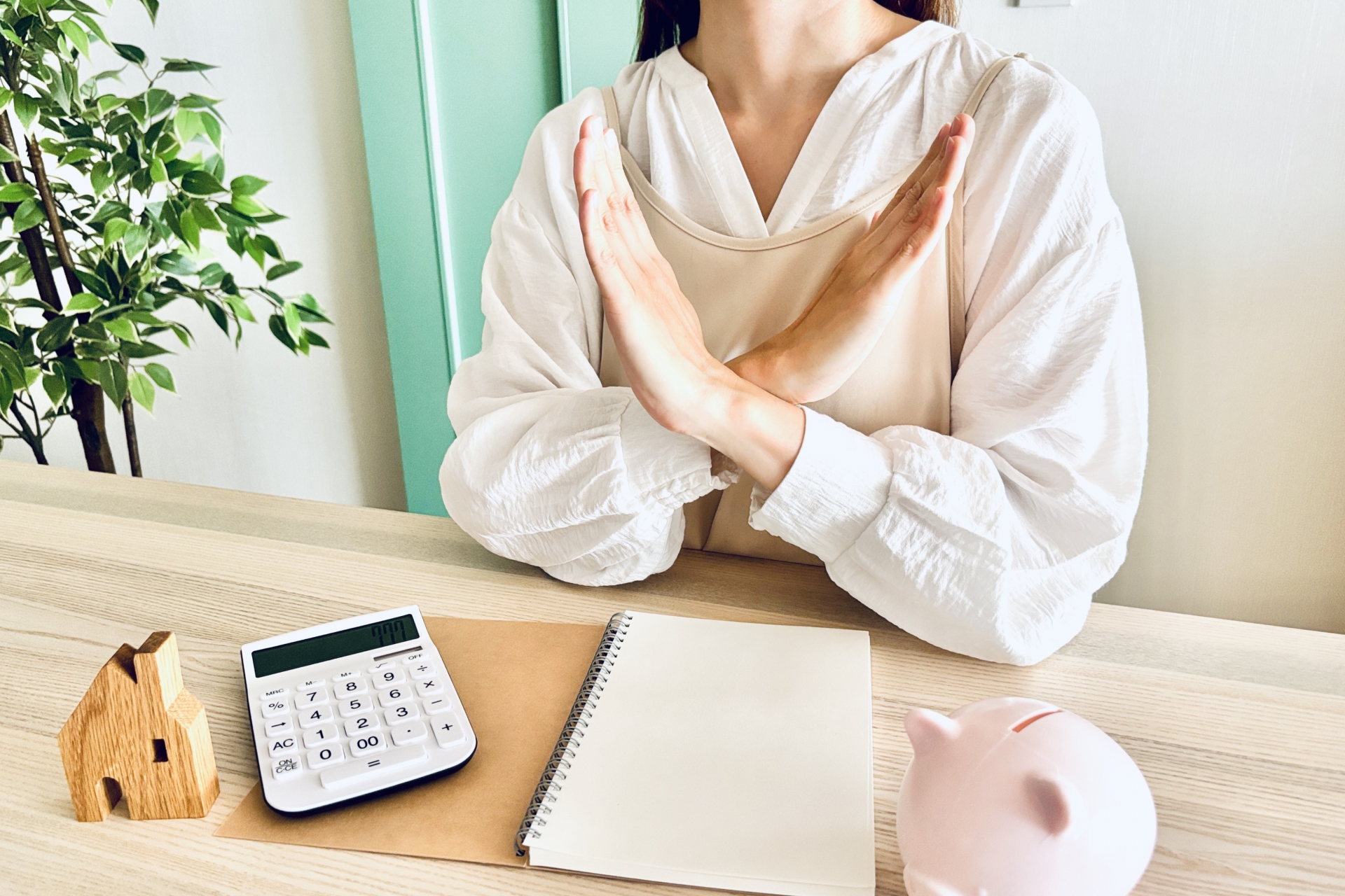 リビングでバツをつくるエプロン姿の女性