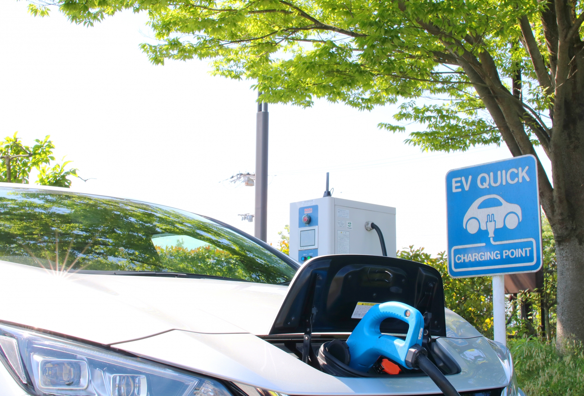 電気自動車の充電風景