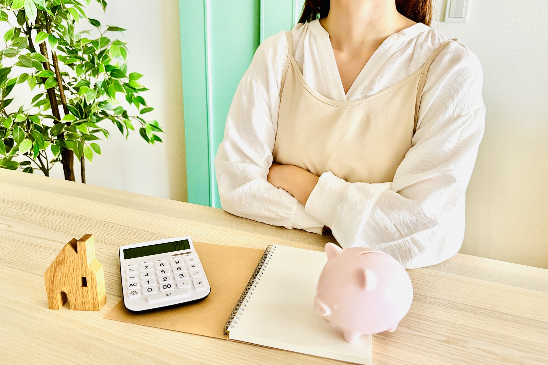 自宅のリビングで家計について考える女性
