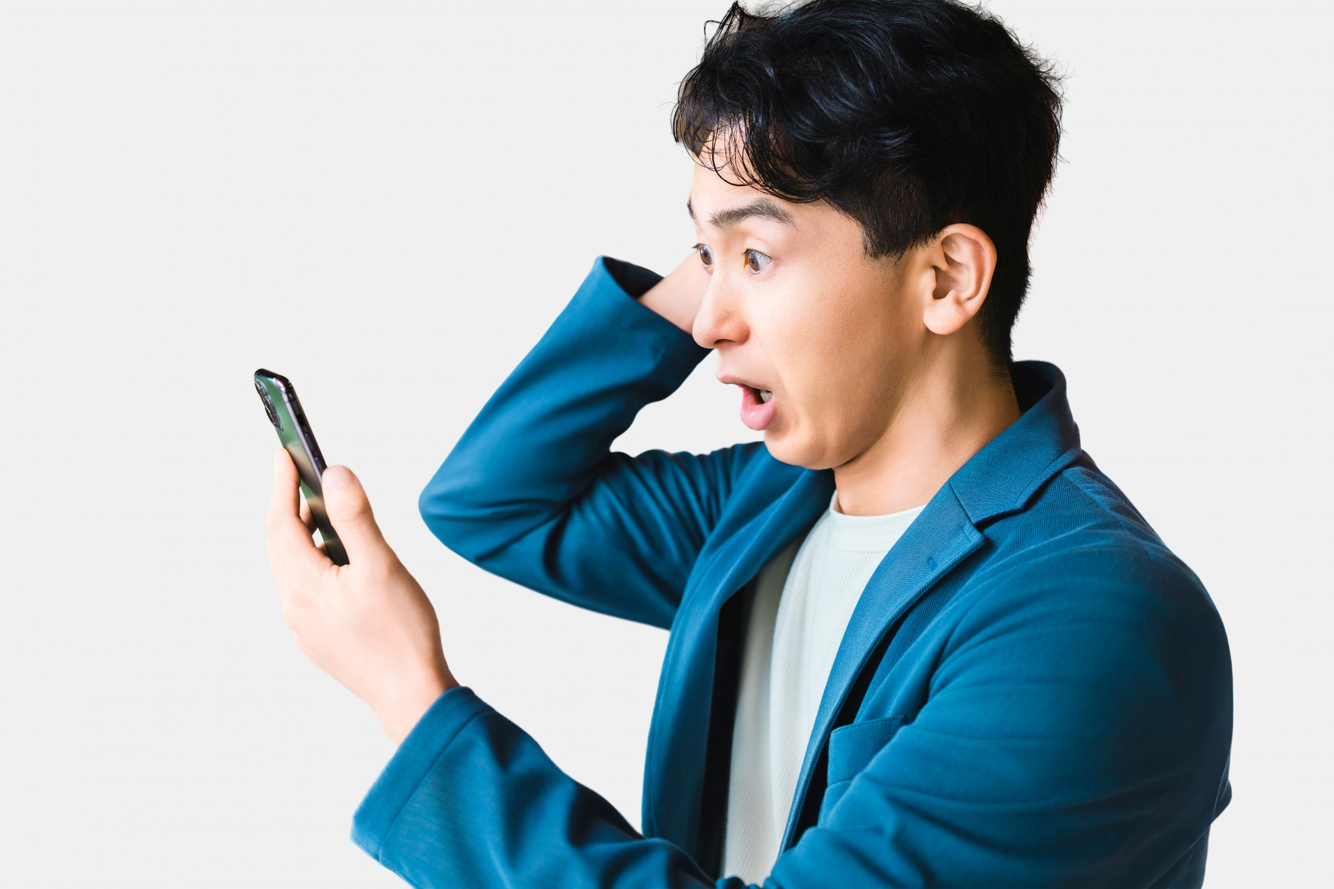 スマホを見て驚く男性