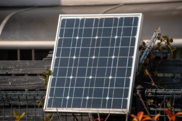 マンションに蓄電池は後付けできる？メリットや設置の流れ、導入の注意点を解説