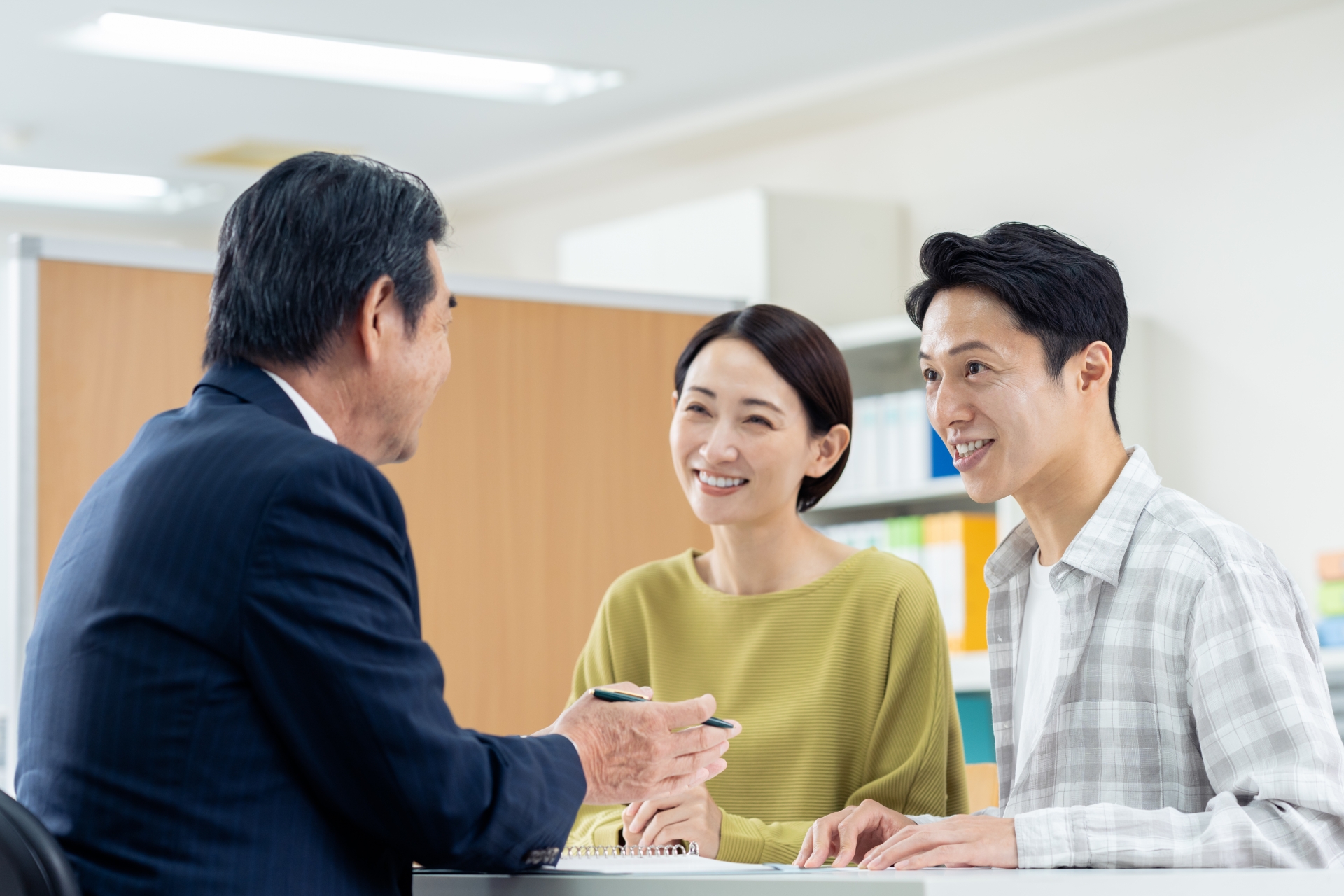 相談するミドルの夫婦