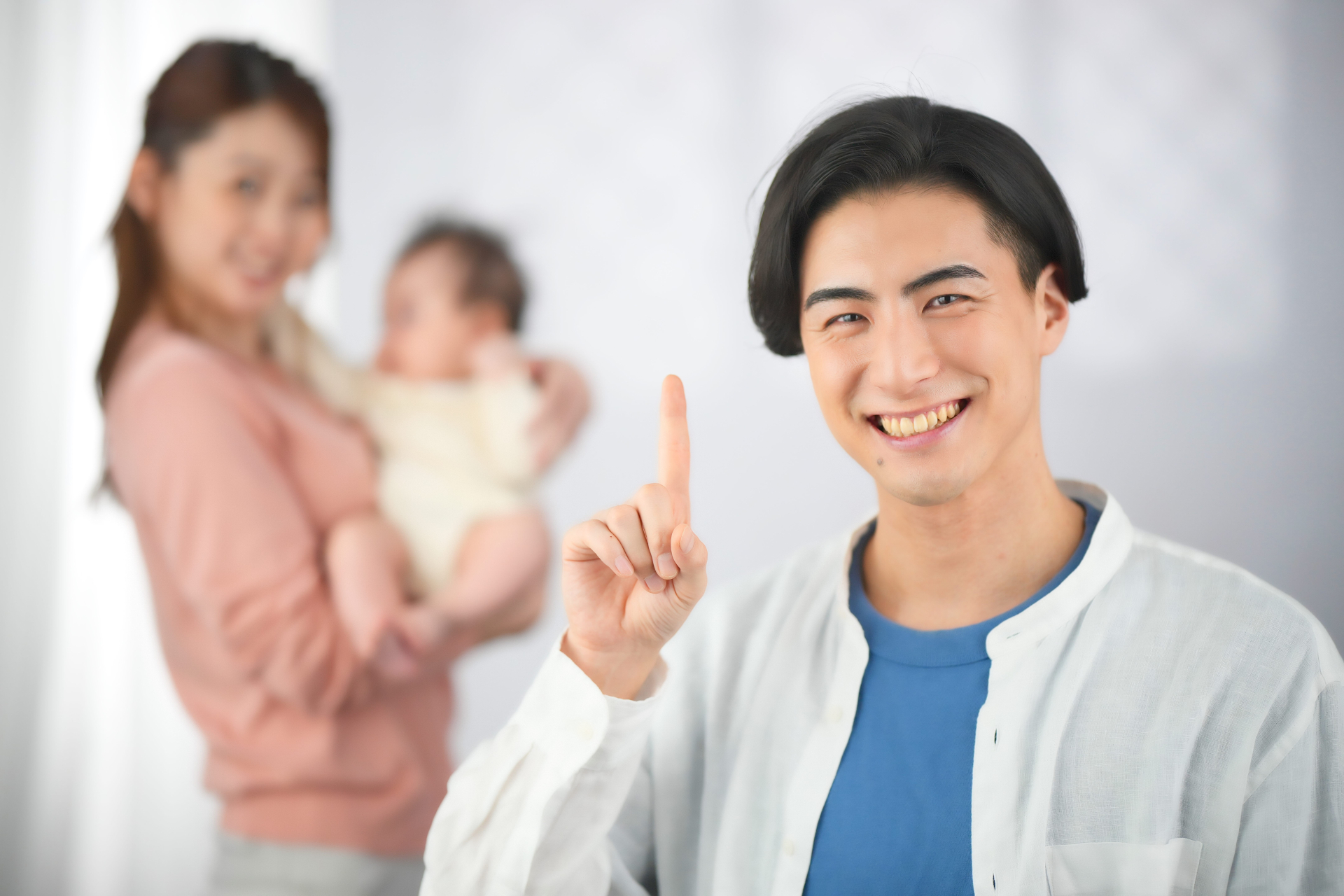 人差し指を立てるお父さん