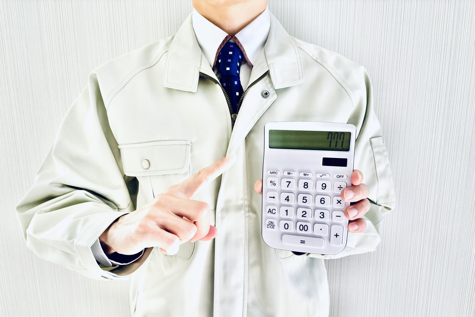 電卓を持つ男性