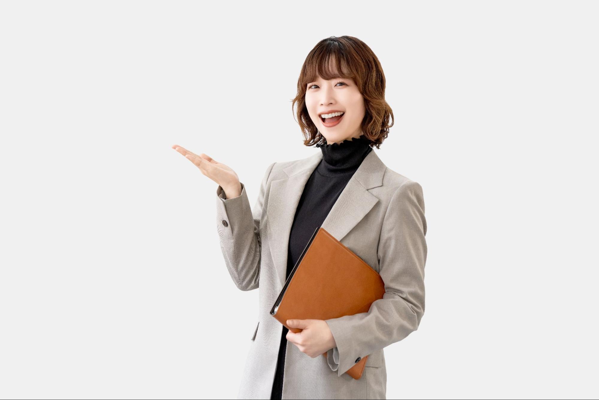 笑顔で案内する女性