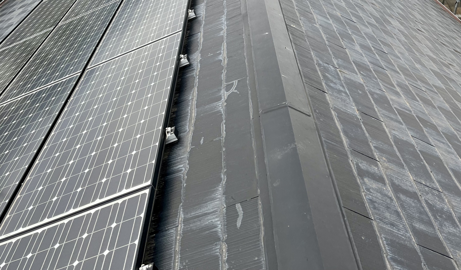 劣化した屋根に乗ったソーラーパネル①