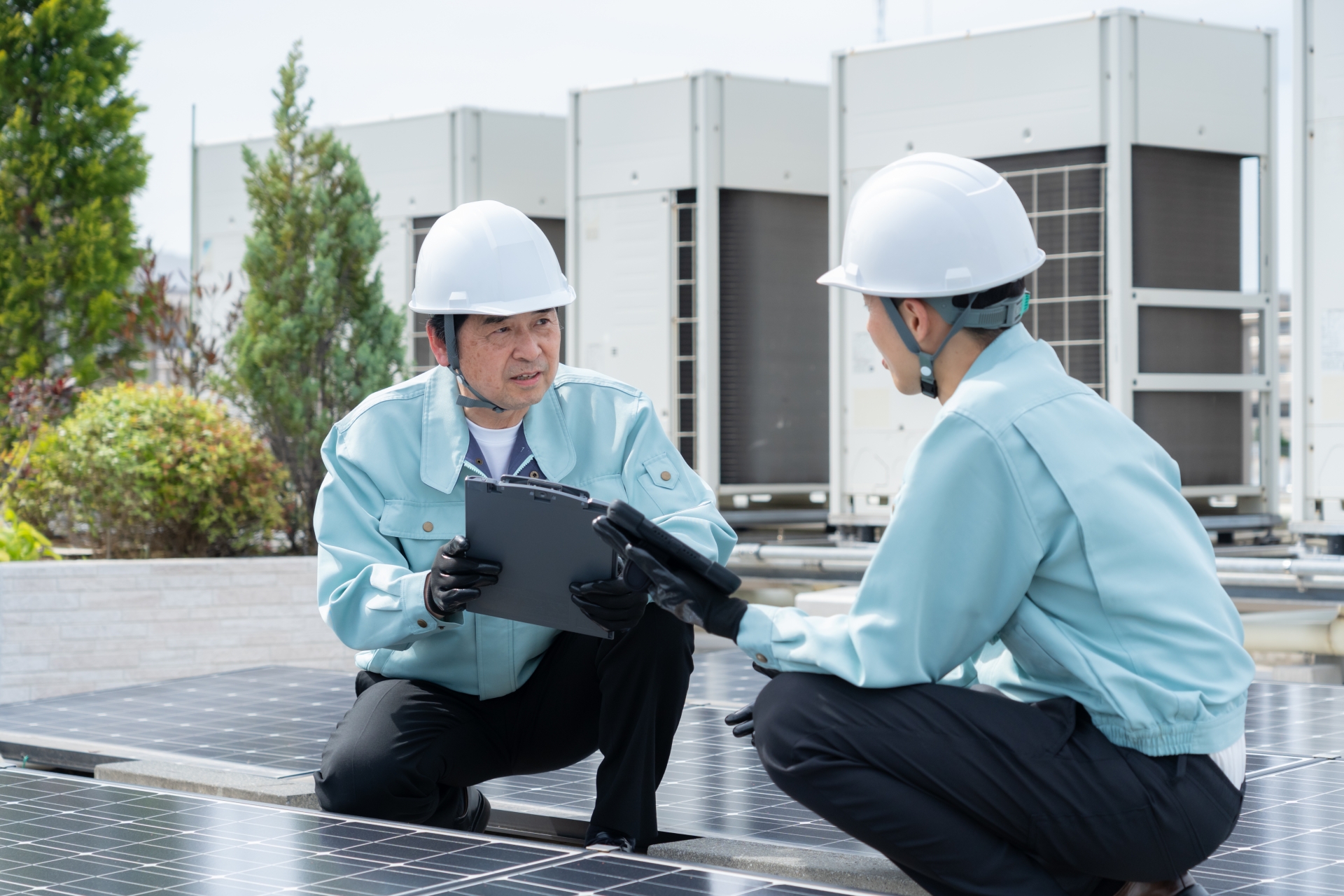 ソーラーパネルをメンテナンスする作業員