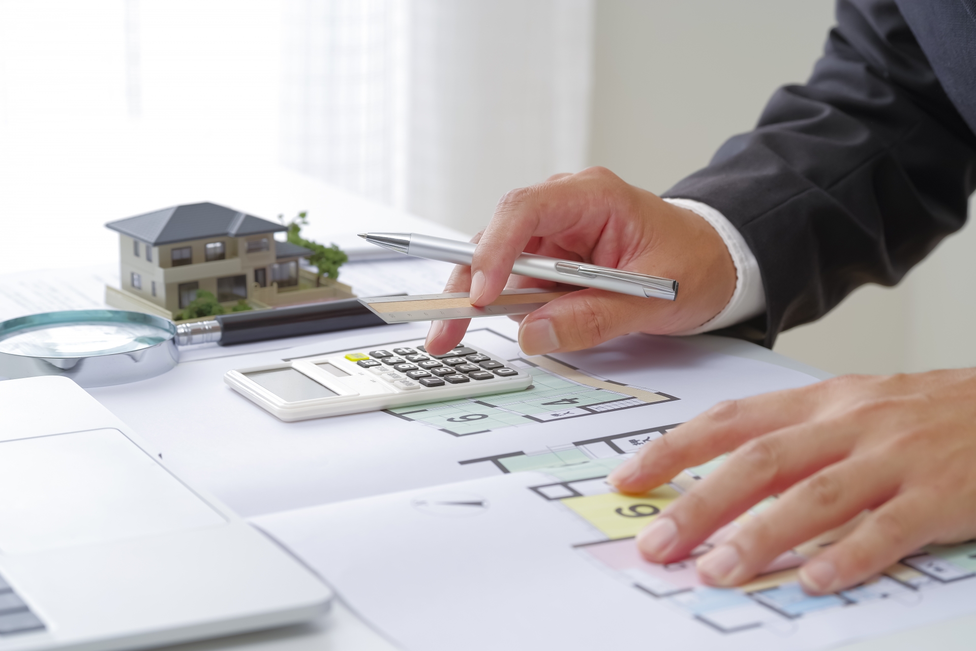 不動産鑑定で資産価値を計算する男性