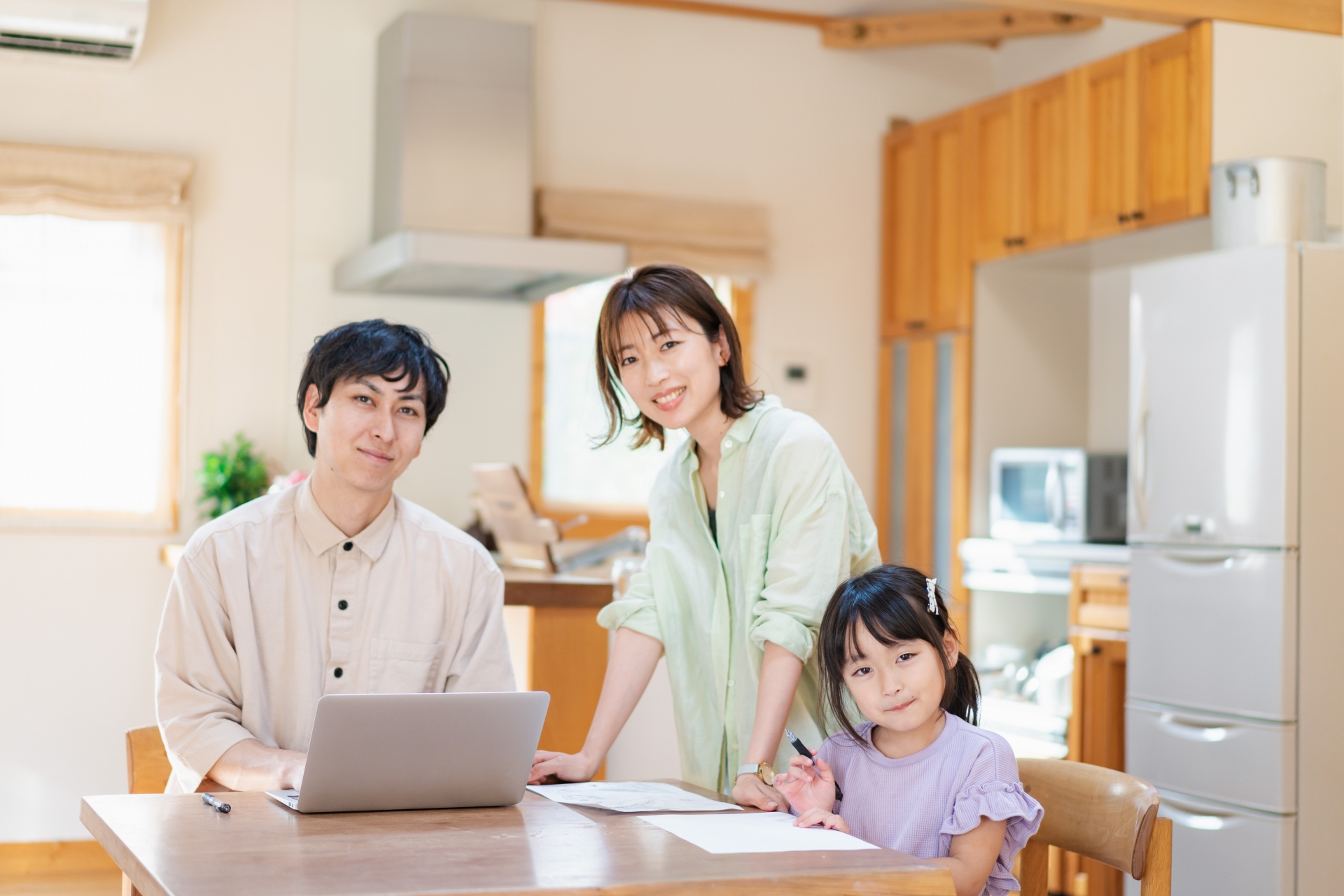 在宅勤務をするお父さんと家族