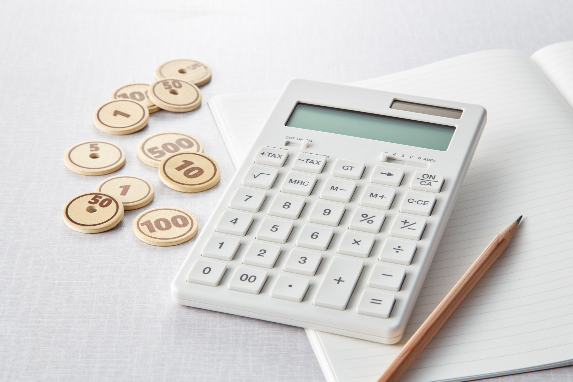 電卓とおもちゃのお金