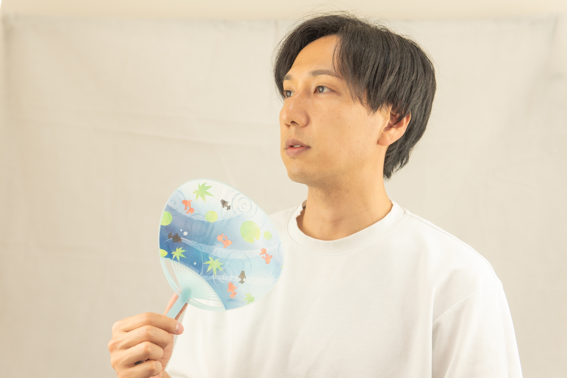 うちわを持っている男性