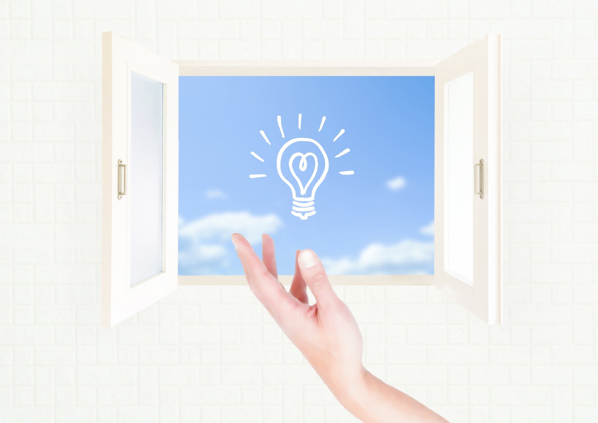窓と電球を浮かべる手