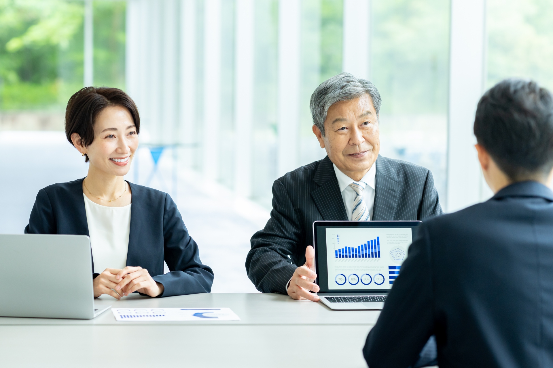 打ち合わせするビジネスマン