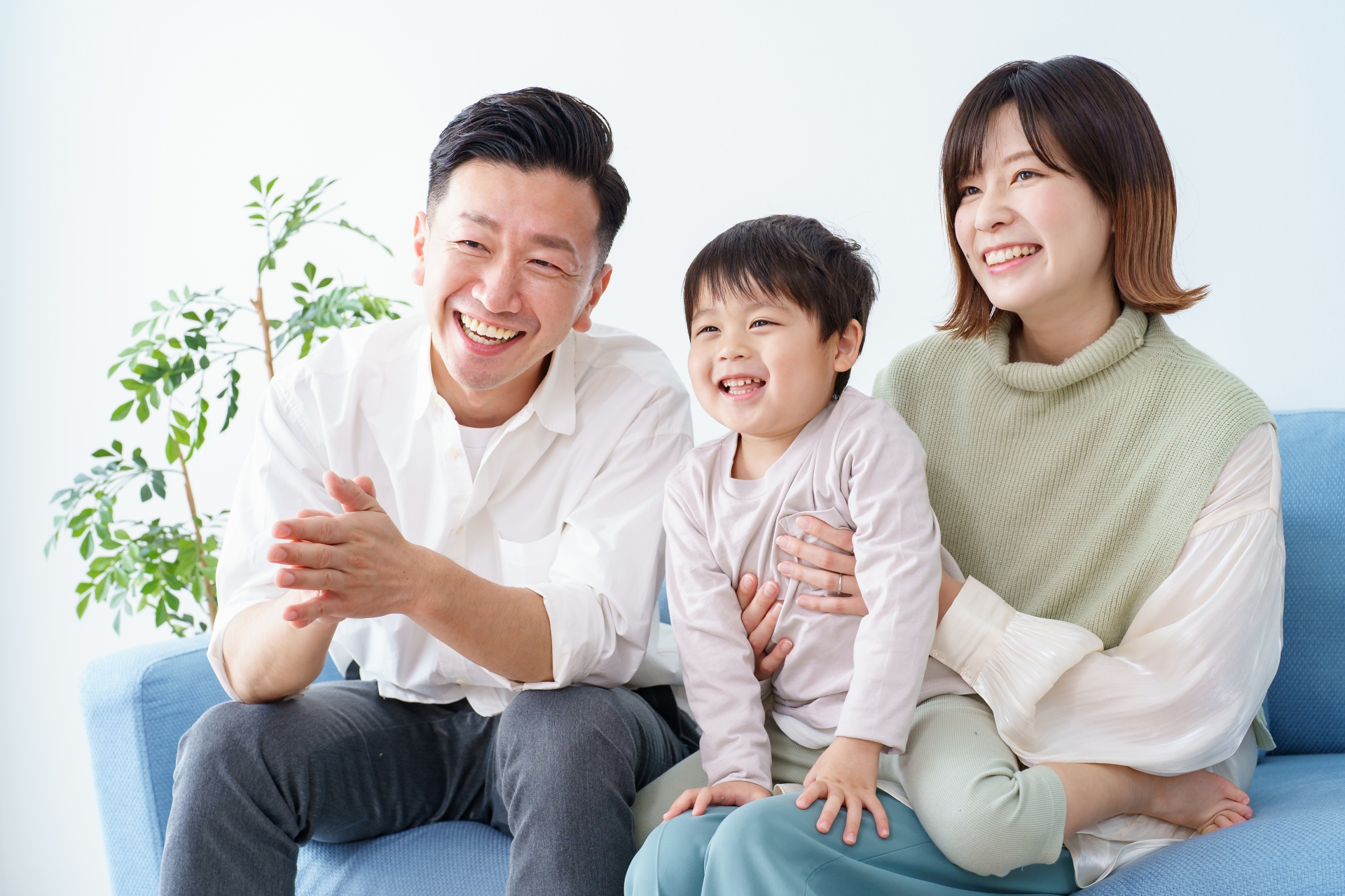 ソファでくつろぐ家族