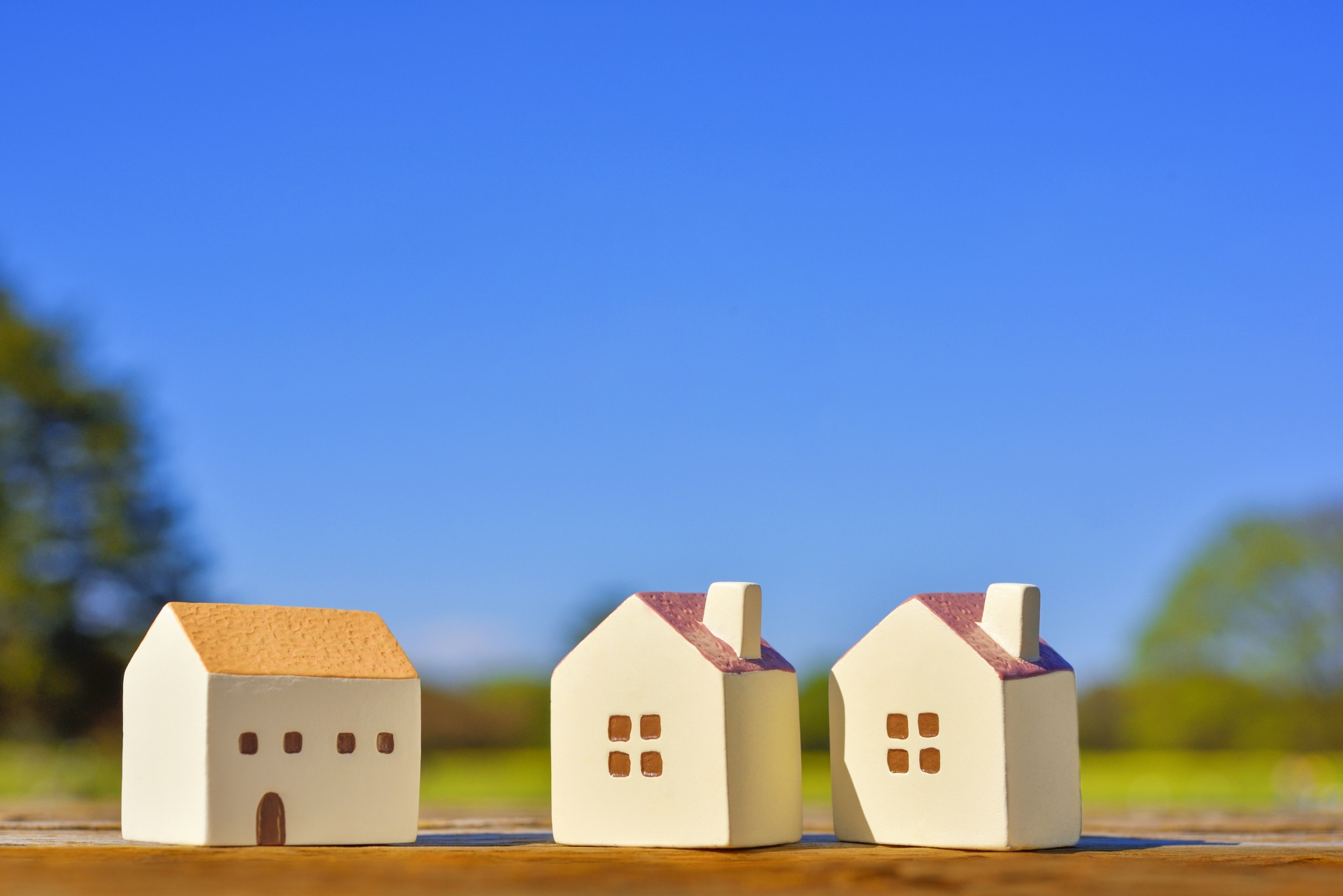 青空と住宅 ミニチュアの家