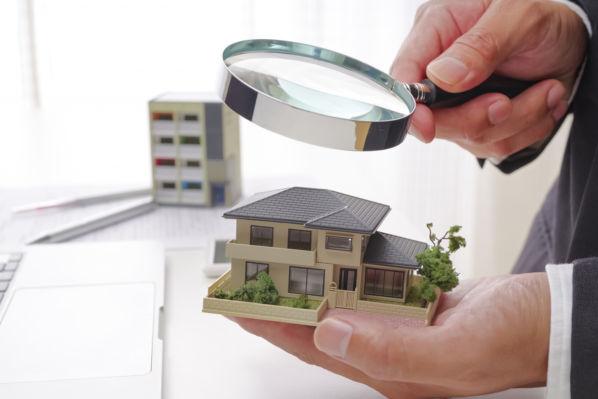 虫眼鏡と家の模型