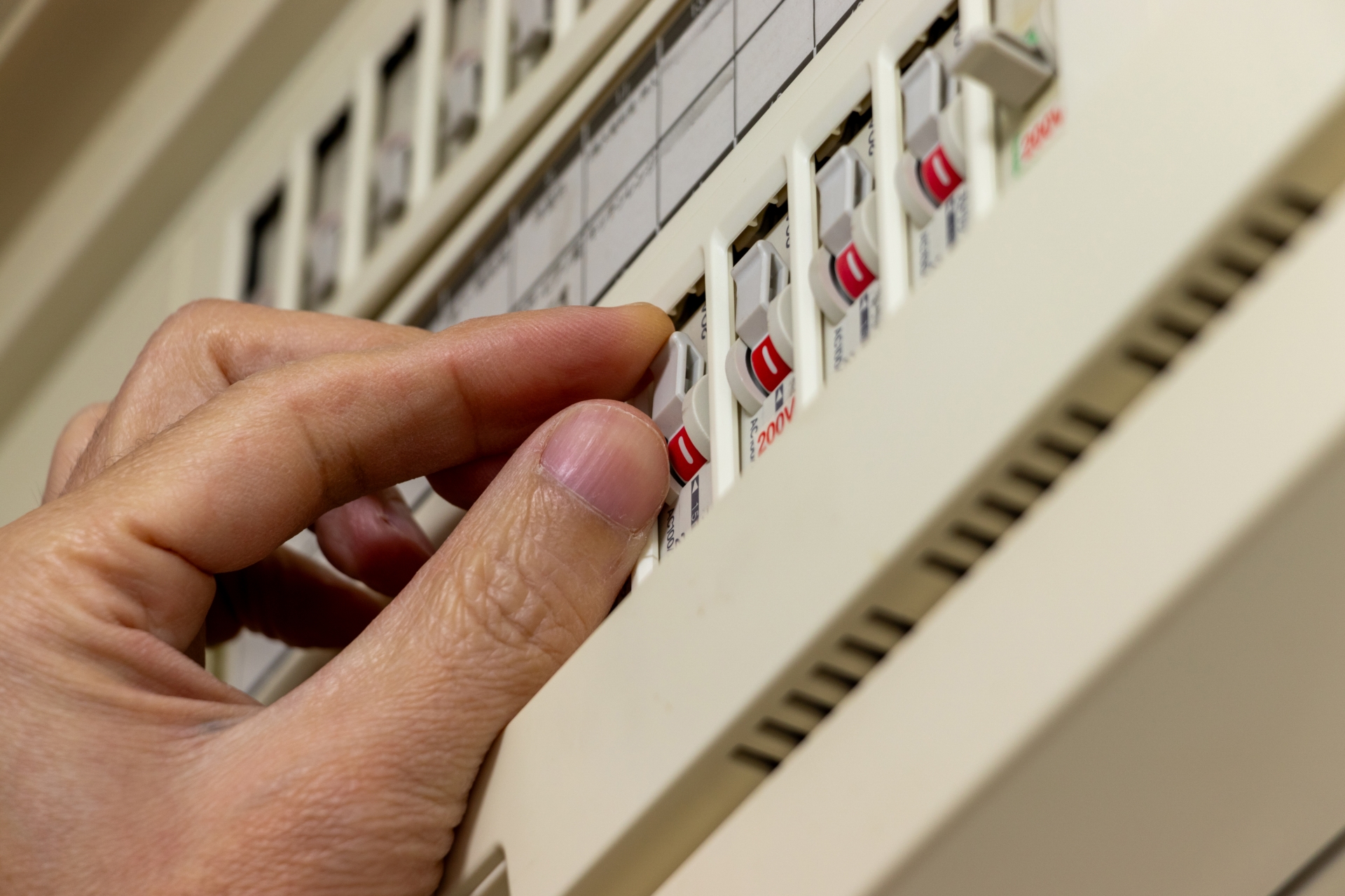 分電盤のブレーカースイッチ