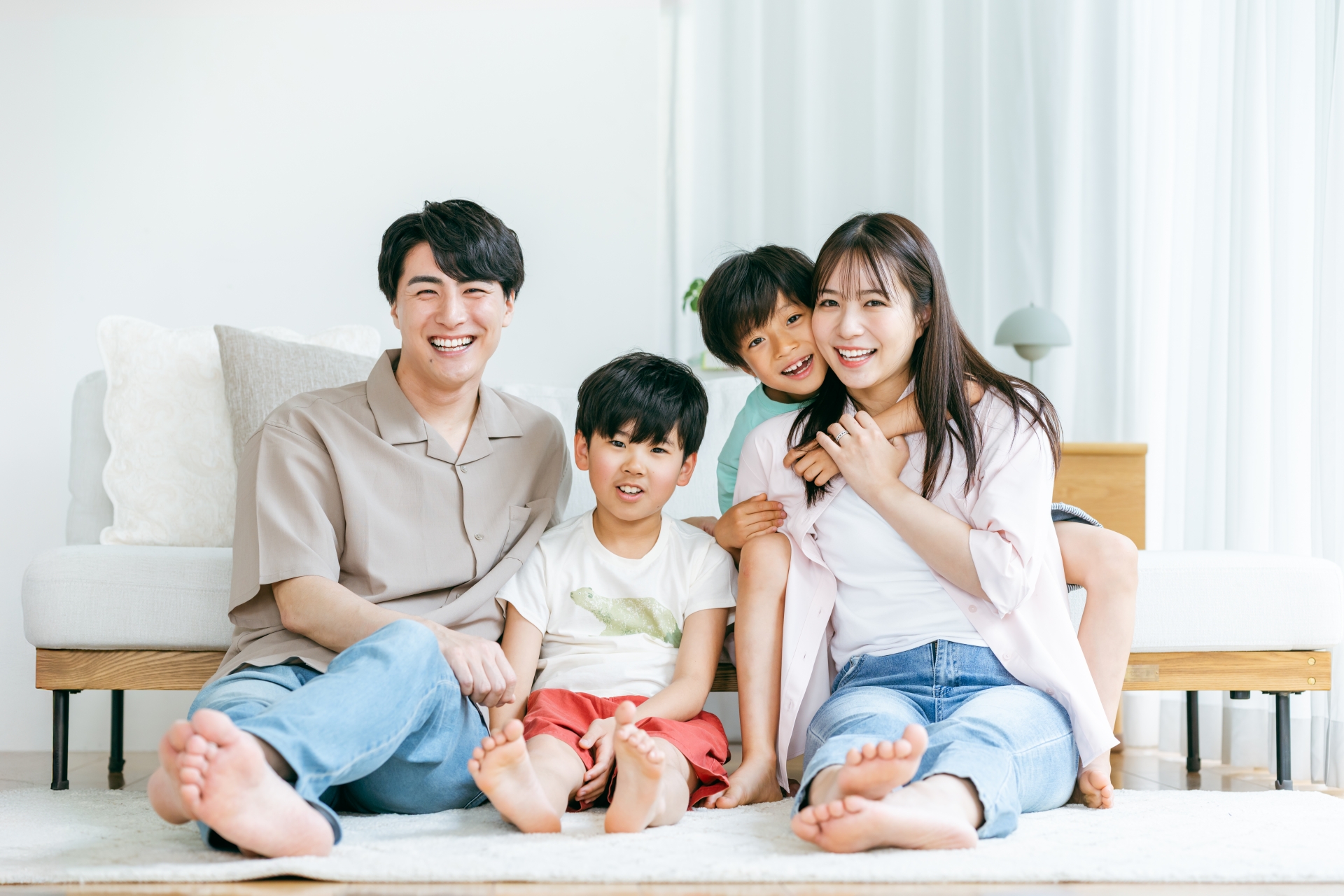 リビングでくつろぐ家族