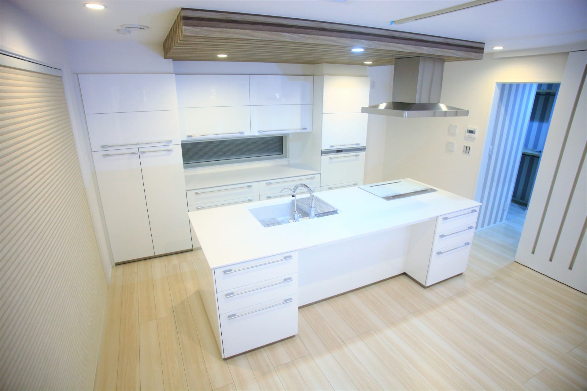 ンテリア　白いキッチン　オール電化住宅