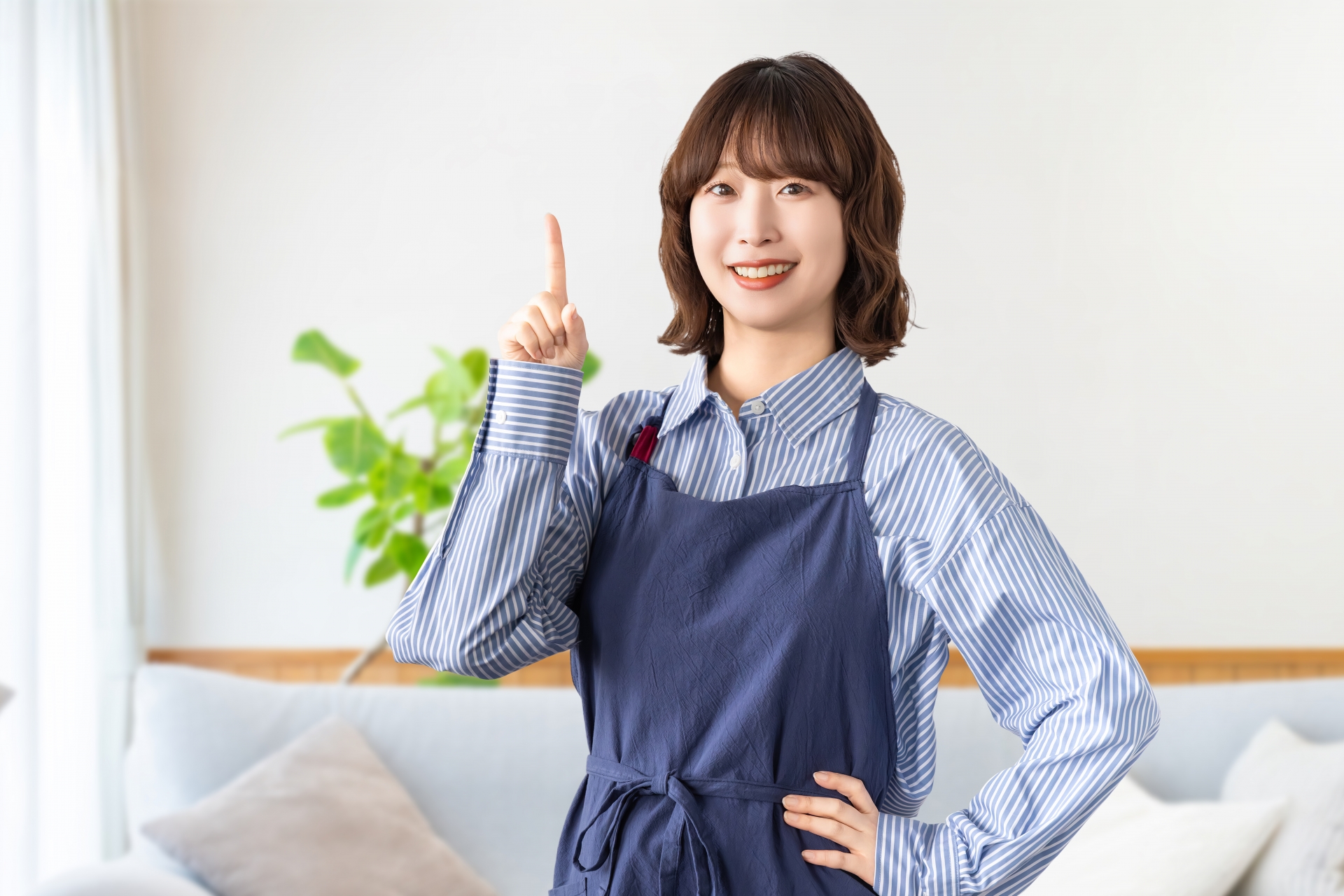 人差し指を立てている女性