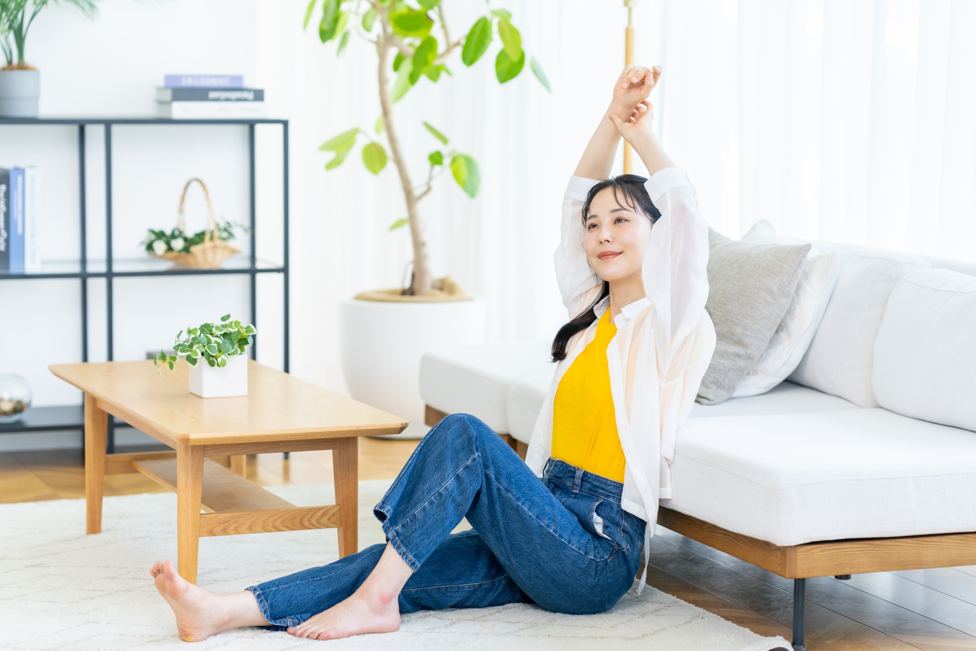 背伸びをする女性