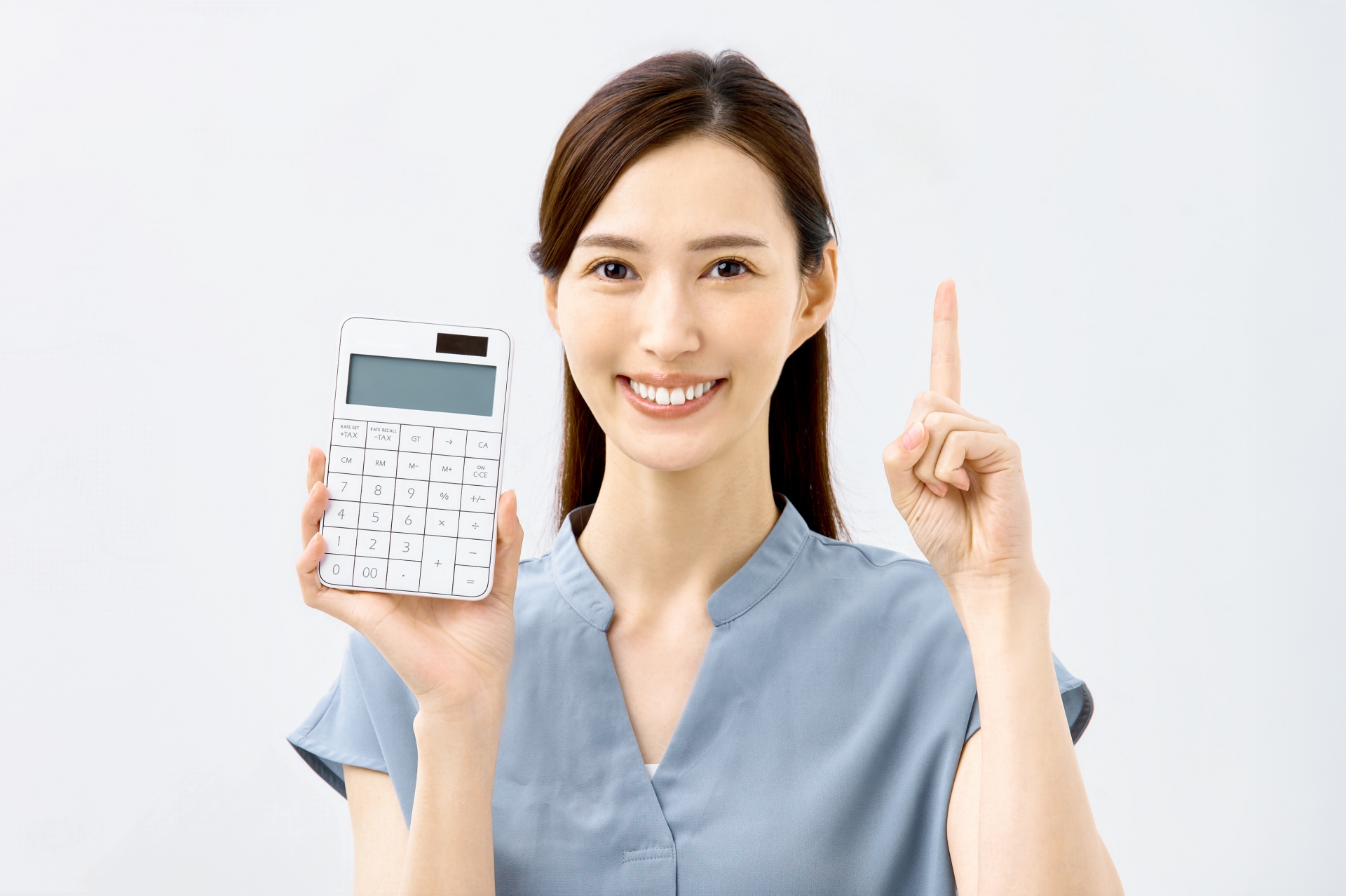 電卓を持って笑顔で人差し指を立てている女性