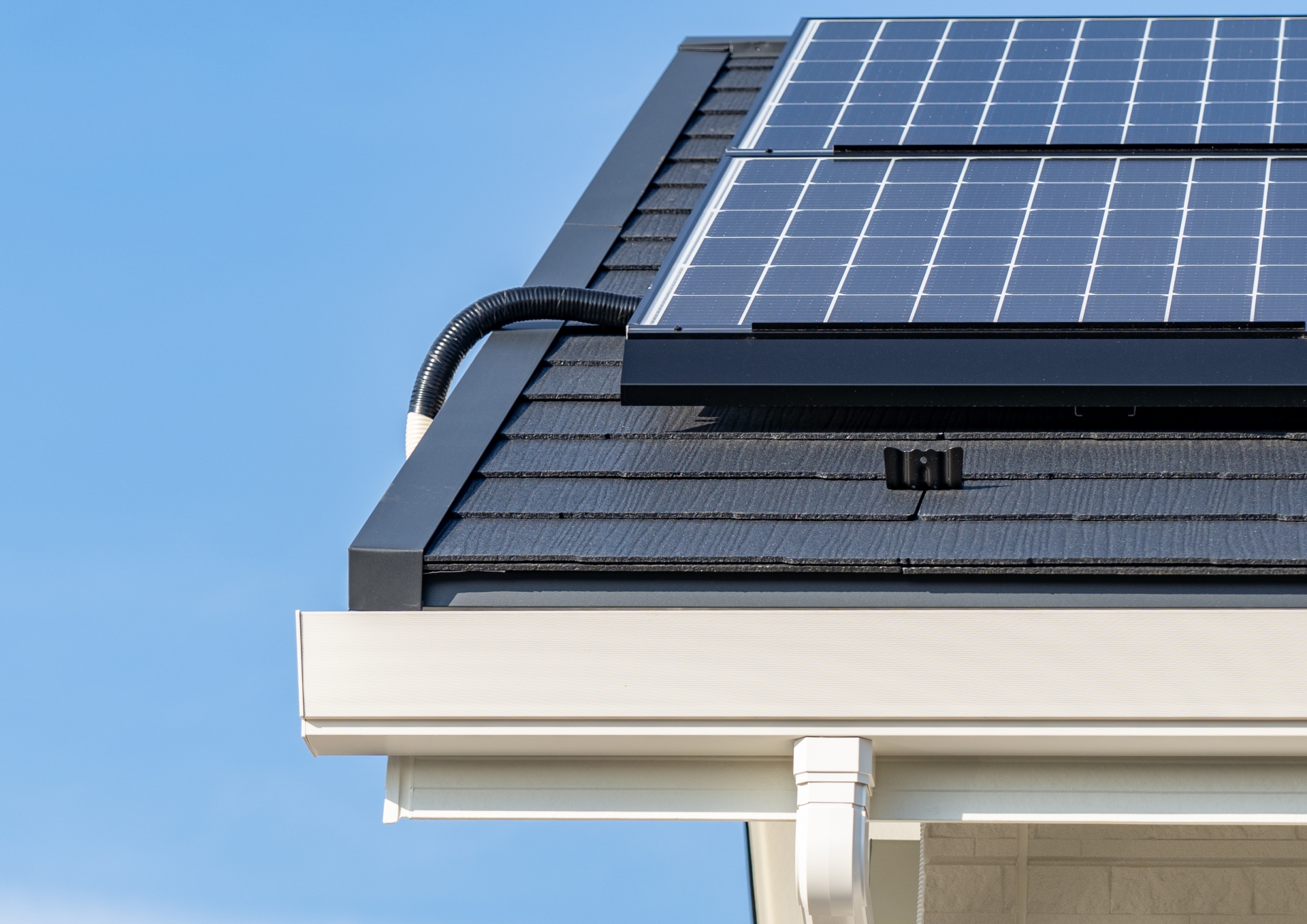 太陽光パネルを乗せたスレート屋根