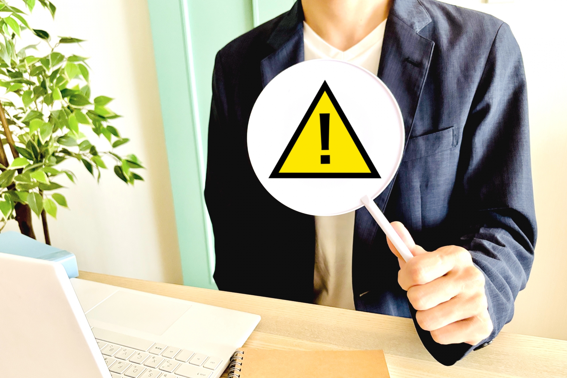 ビックリマークを持つ男性