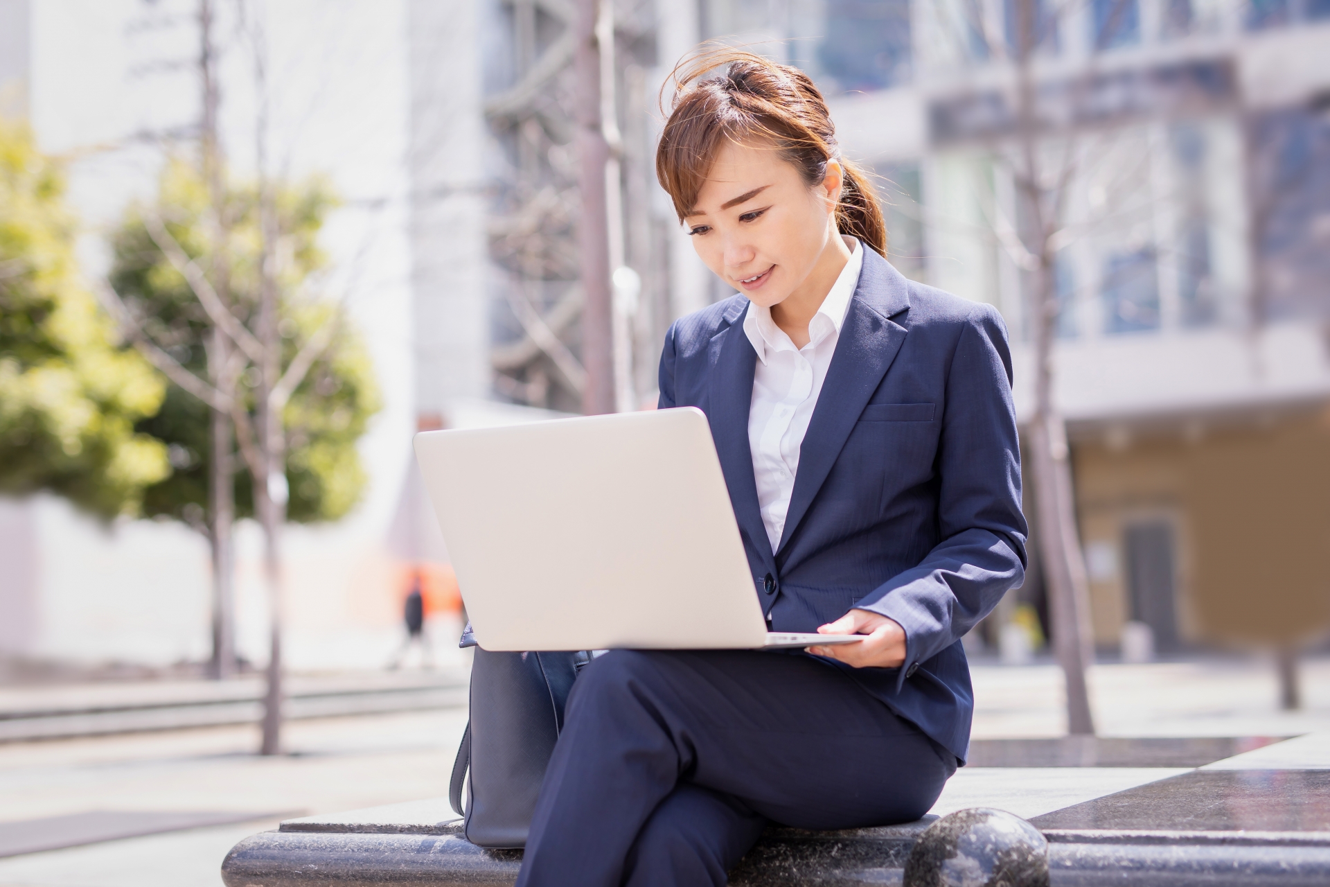 外回りする会社員