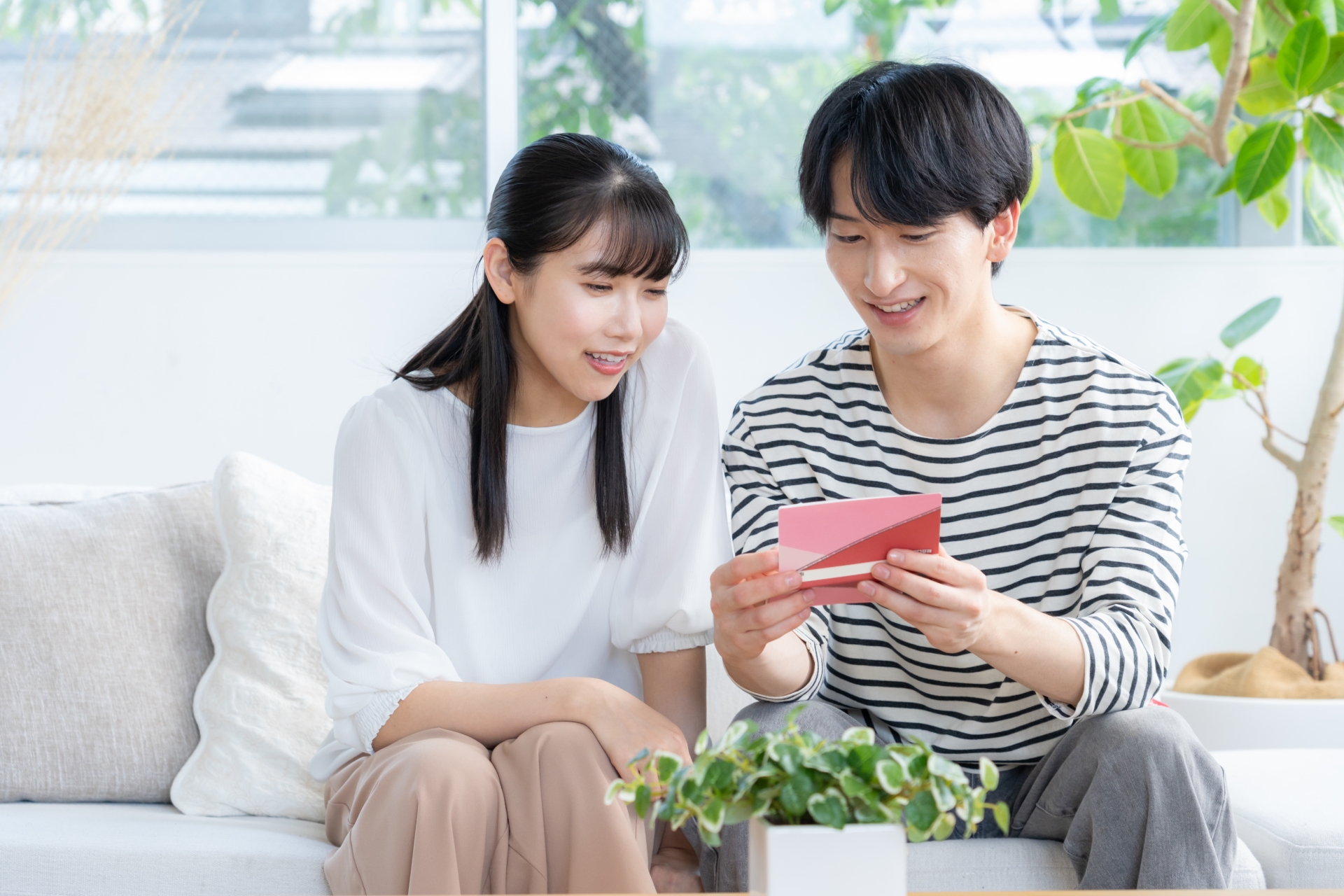 通帳を見る男女