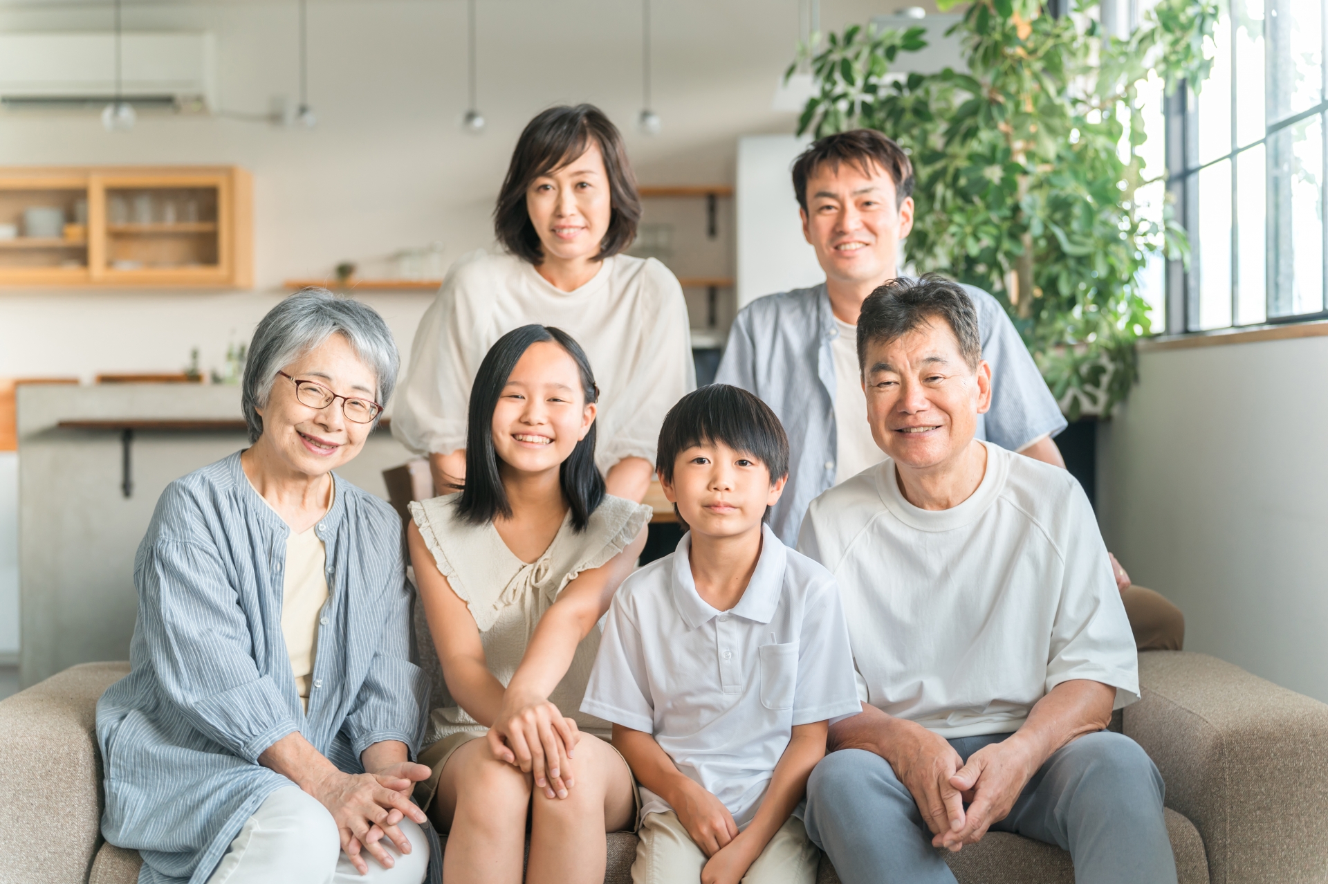 笑顔の三世代家族・ファミリー（二世帯）
