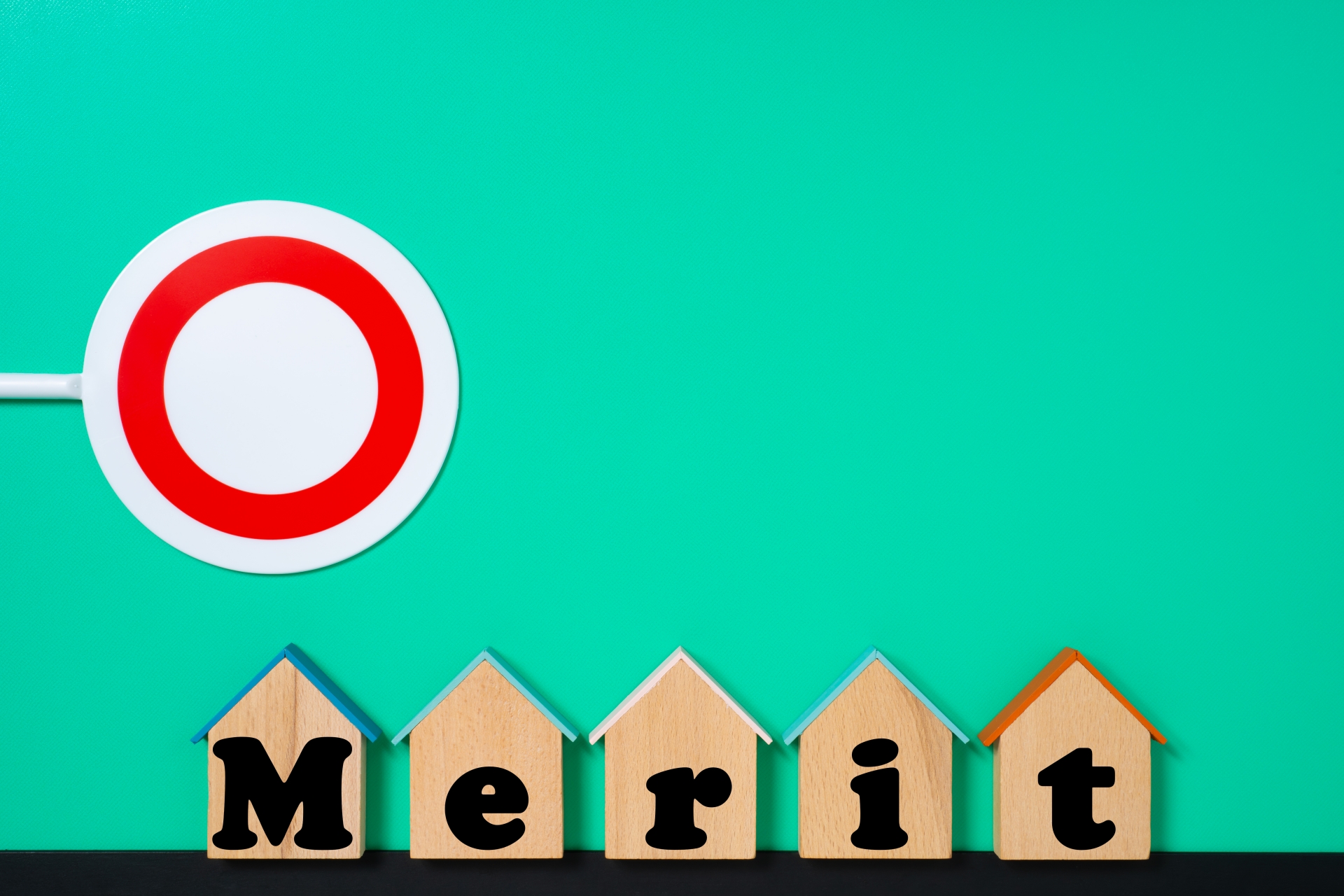 家形プレートとMeritの文字とまる