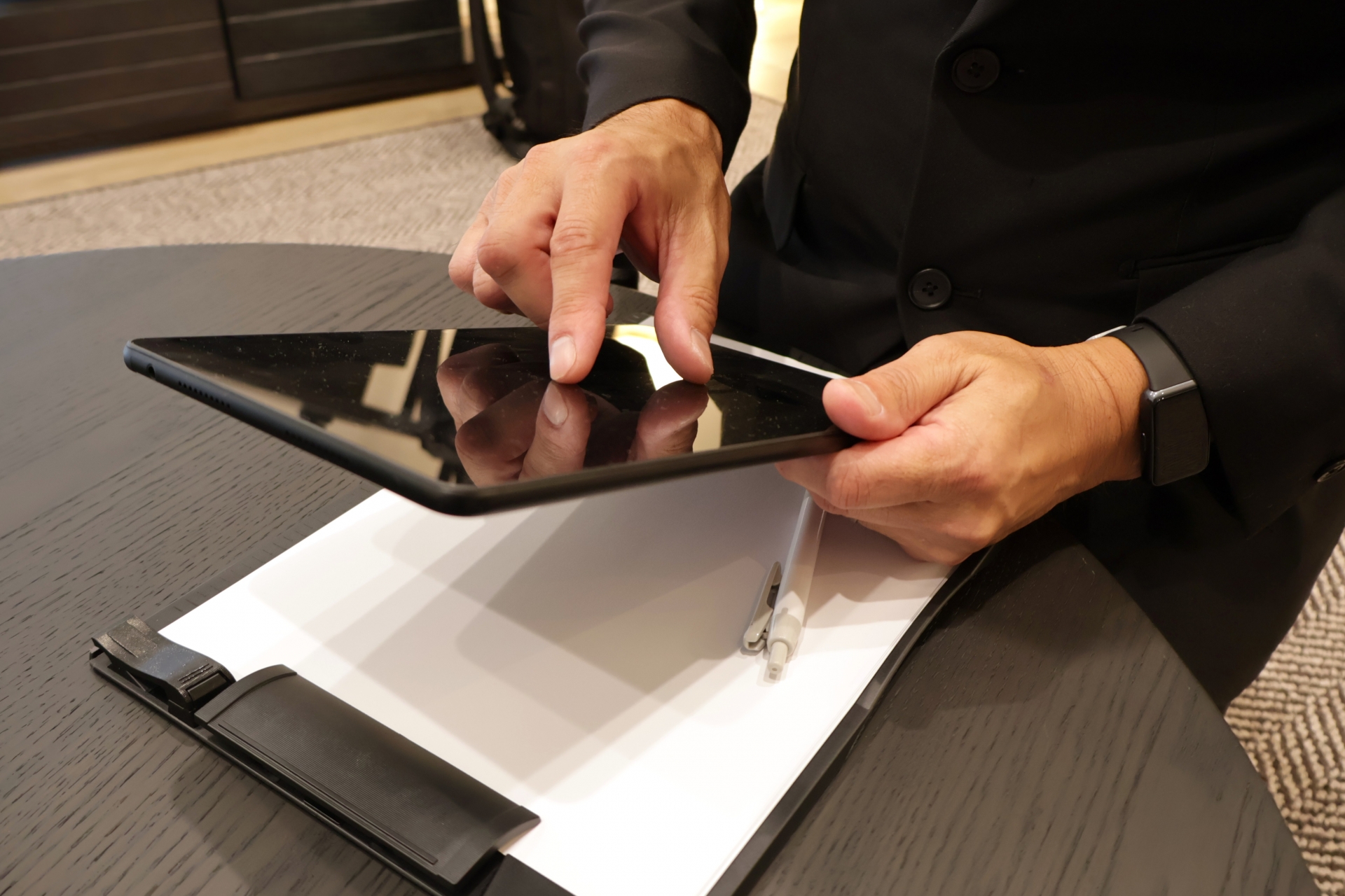 タブレットを操作する男性