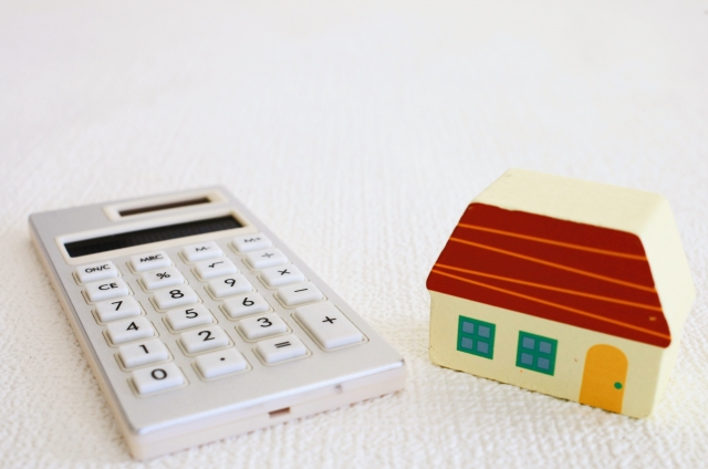 電卓と家の模型