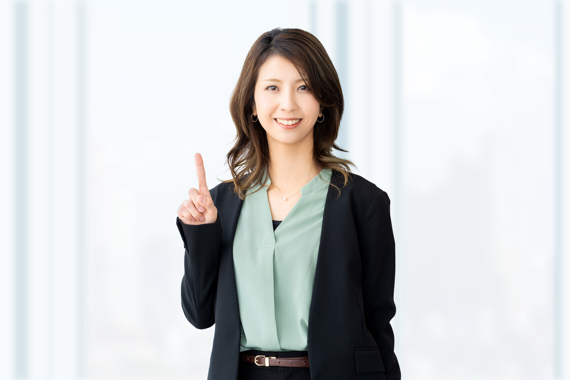 人差し指を立てている女性