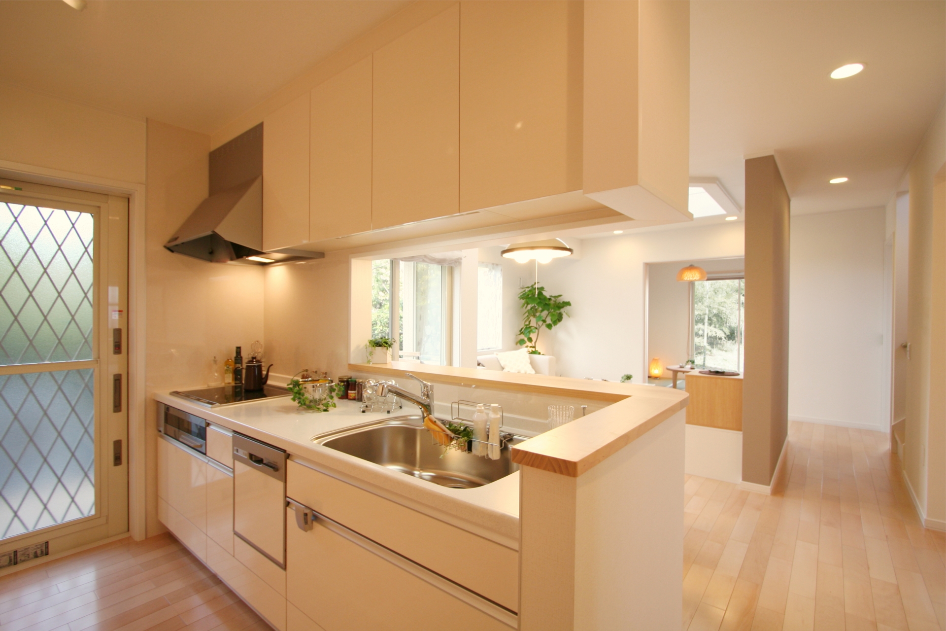 住宅のシステムキッチン（対面式）