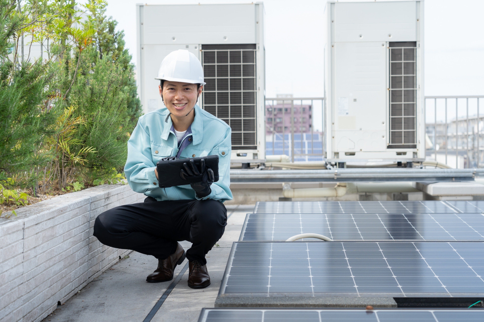 ソーラーパネルをメンテナンスする作業員