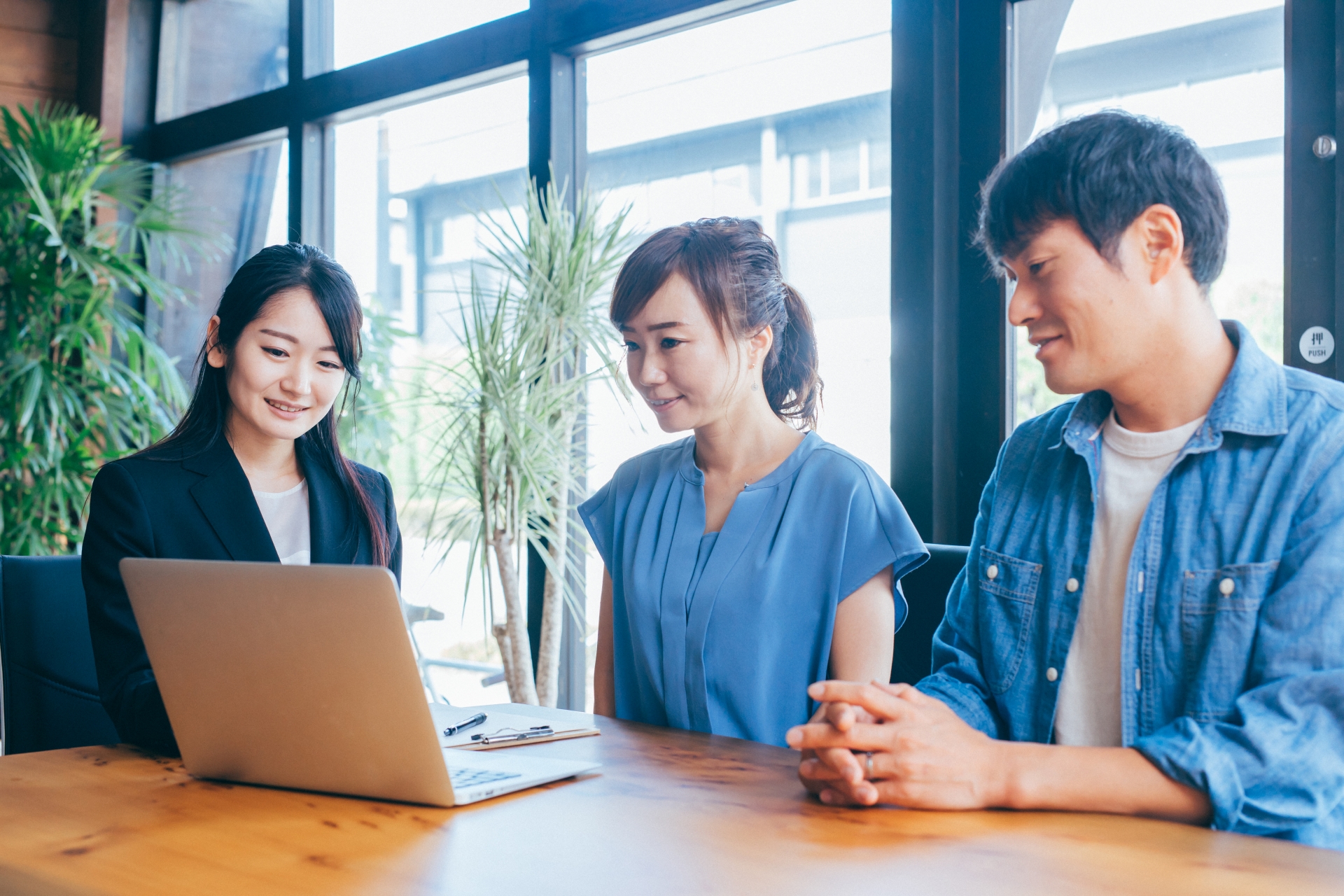 打ち合わせするビジネスウーマン