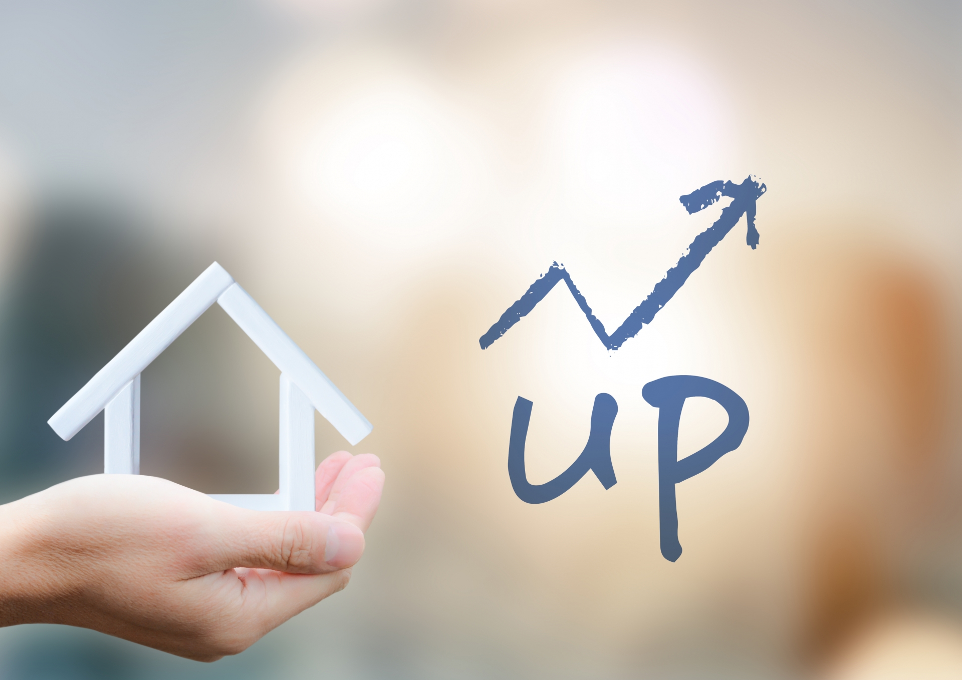 家の模型と矢印上昇