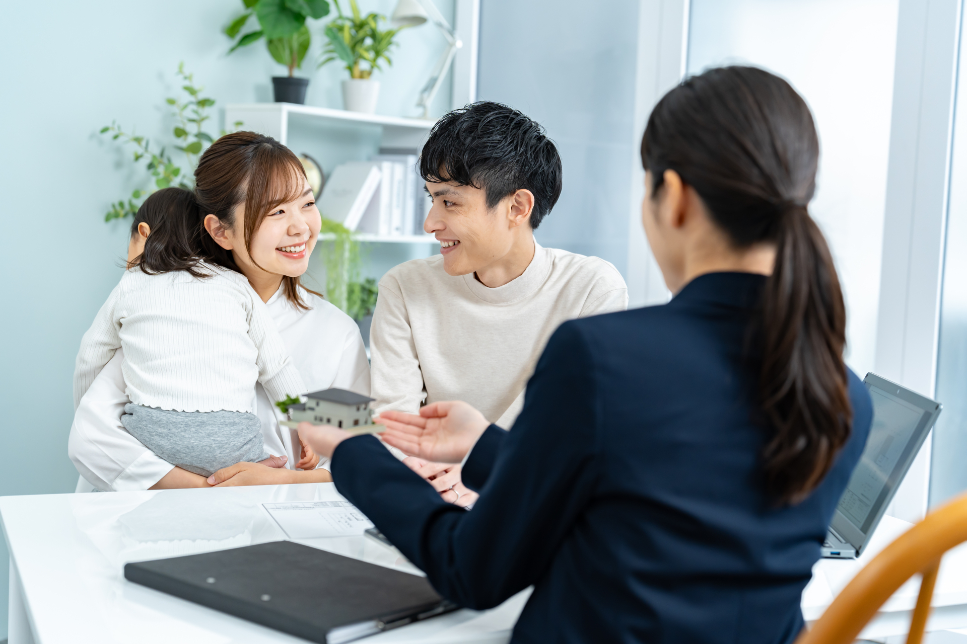 説明をするビジネスウーマン