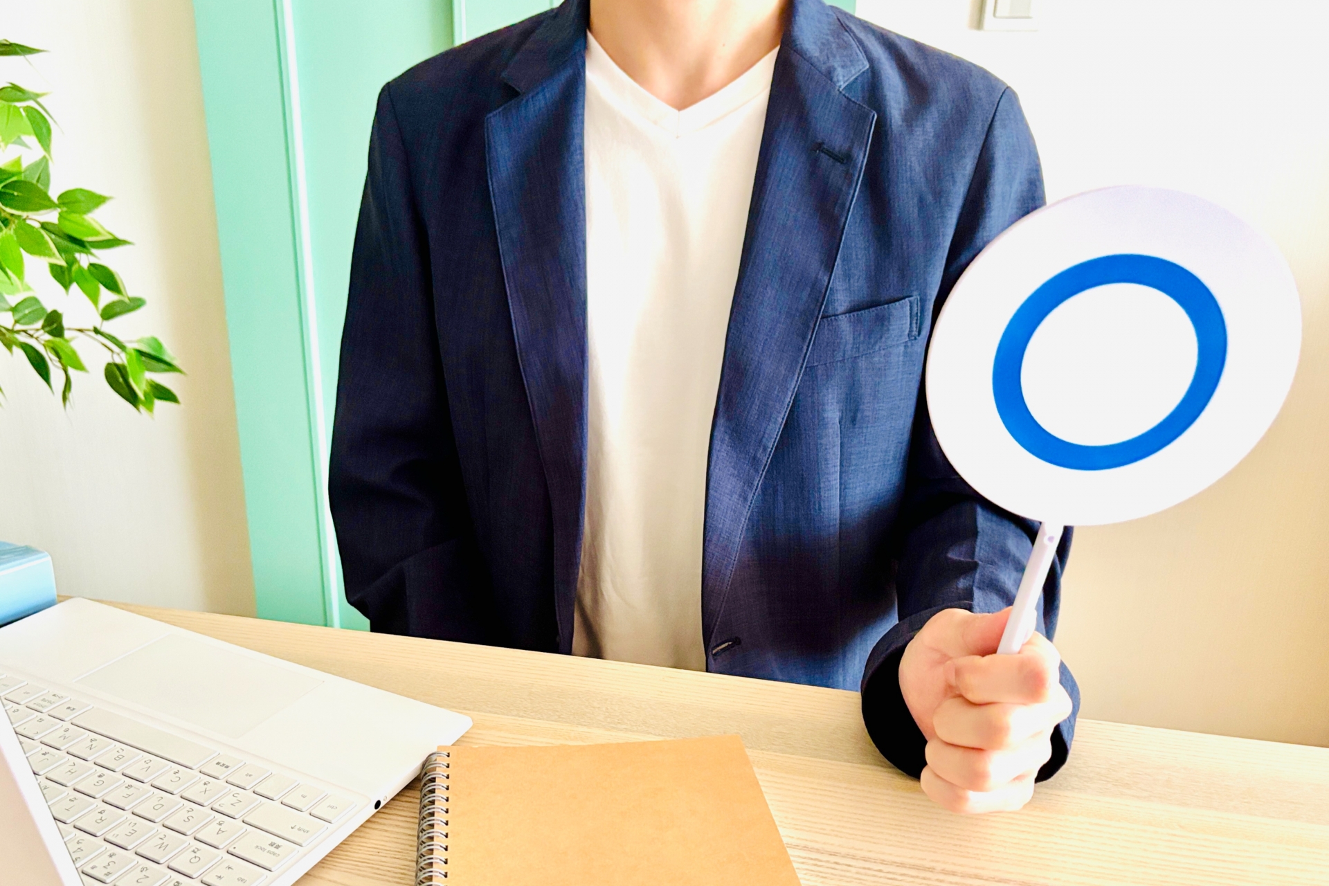 マル札を持つ男性