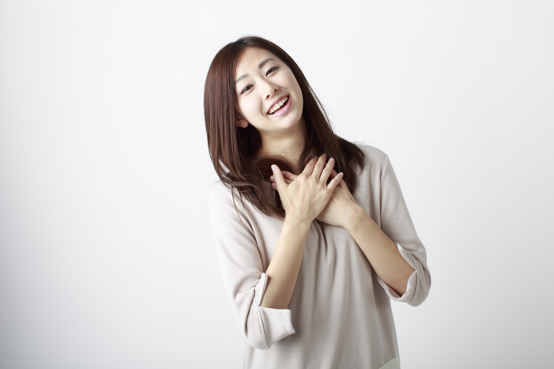 胸に手を当てる女性