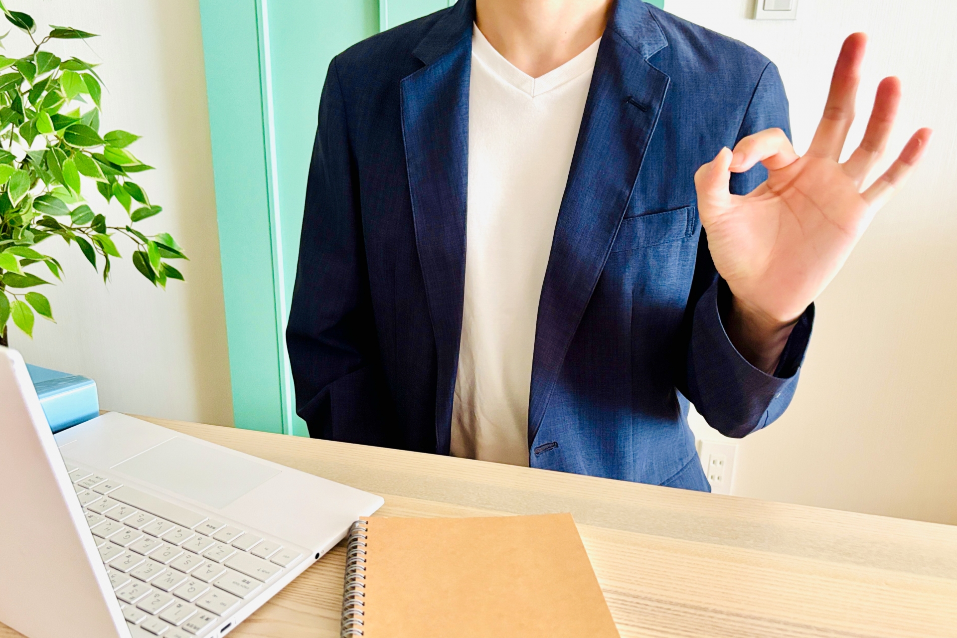 OKマークを示す男性