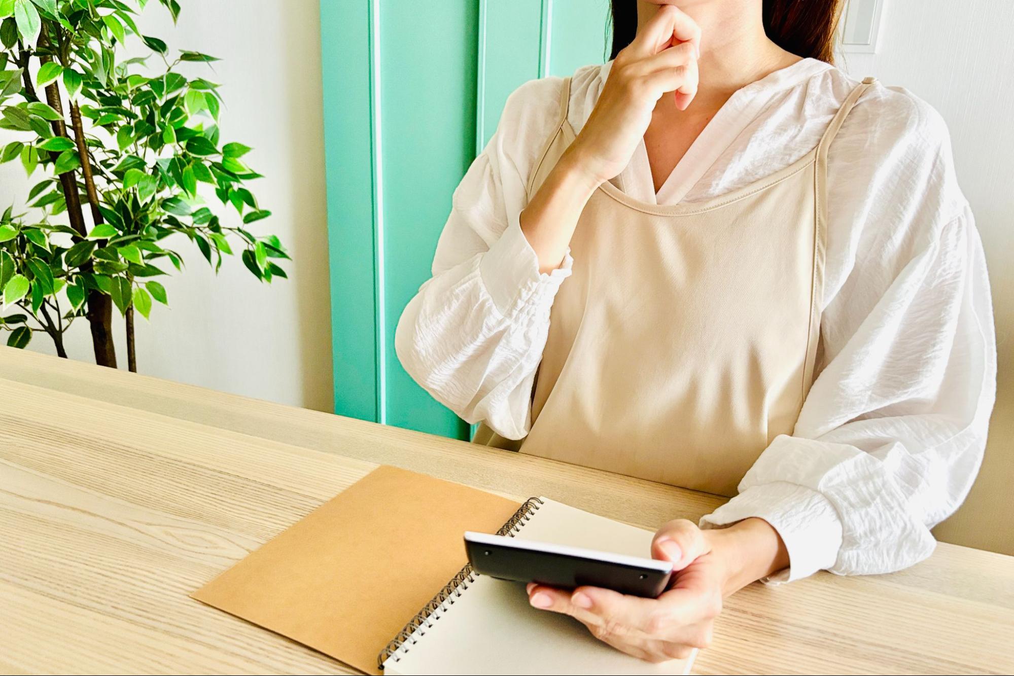 メモを持っている女性