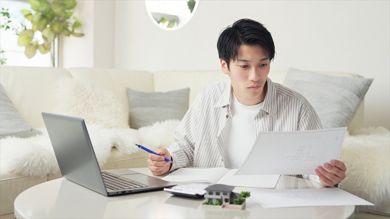 資料を見る男性